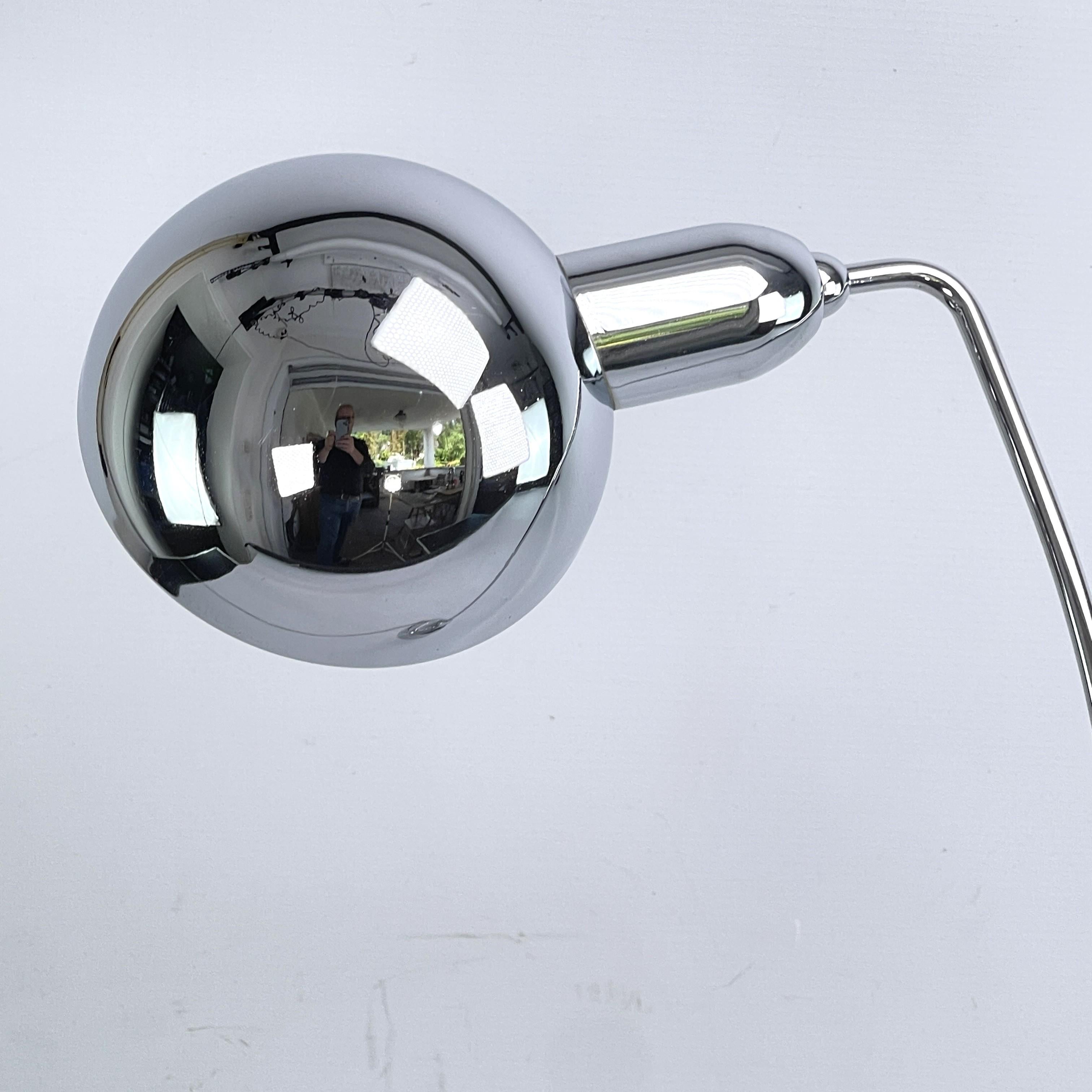 Milieu du XXe siècle Lampe de table JUMO 600 Longneck sélectionnée par Charlotte Perriand, années 1930