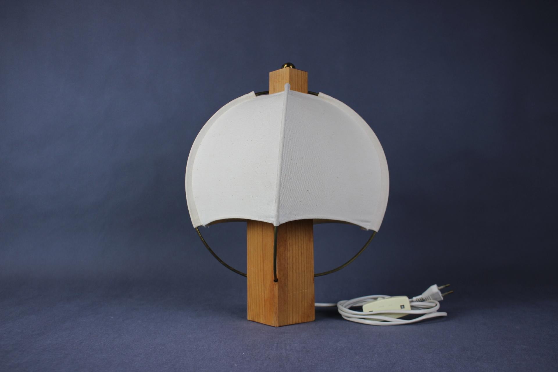 - Lampada da tavolo di metà secolo in Cecoslovacchia, anni '80
- in legno e tessuto,
- presenta segni di usura e di età (graffi, etc.),
- in buone condizioni originali, 
- lampadina: 1 x E27 (E26). Adattatore USA incluso.      