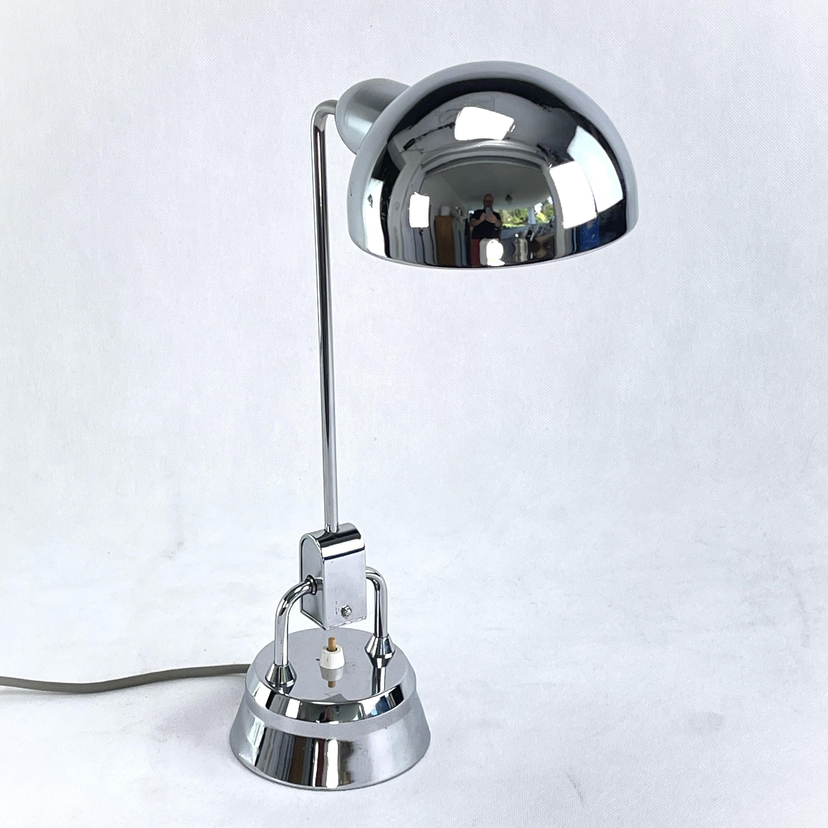Lampe de table Art Déco de JUMO - années 1930

La lampe de table a été conçue par des Français. La designer Charlotte Perriand pour l'exposition 
