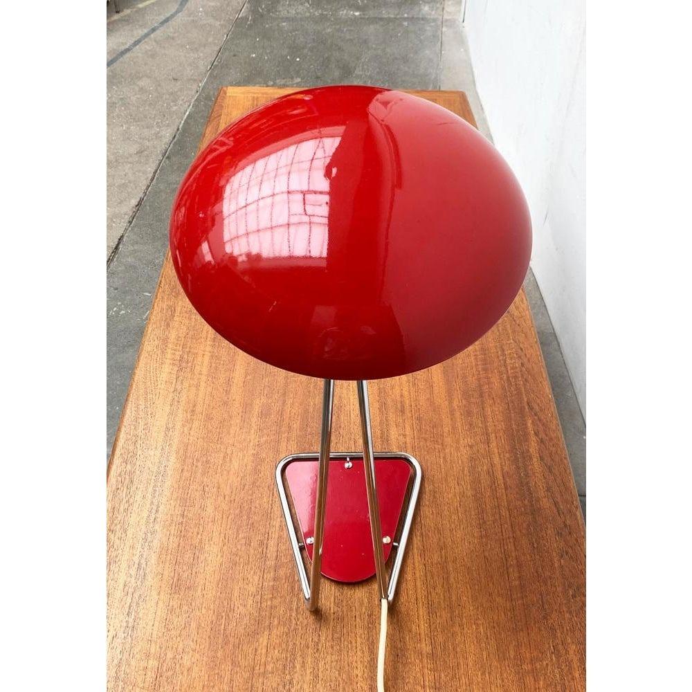 Lámpara de mesa 6763 muy inusual de Kaiser Leuchten en color rojo.

La peculiaridad de esta lámpara de mesa es el diseño del pie, que hace que este Kaiser sea especialmente delicado y ligero. El armazón se disuelve en la zona inferior en un marco,
