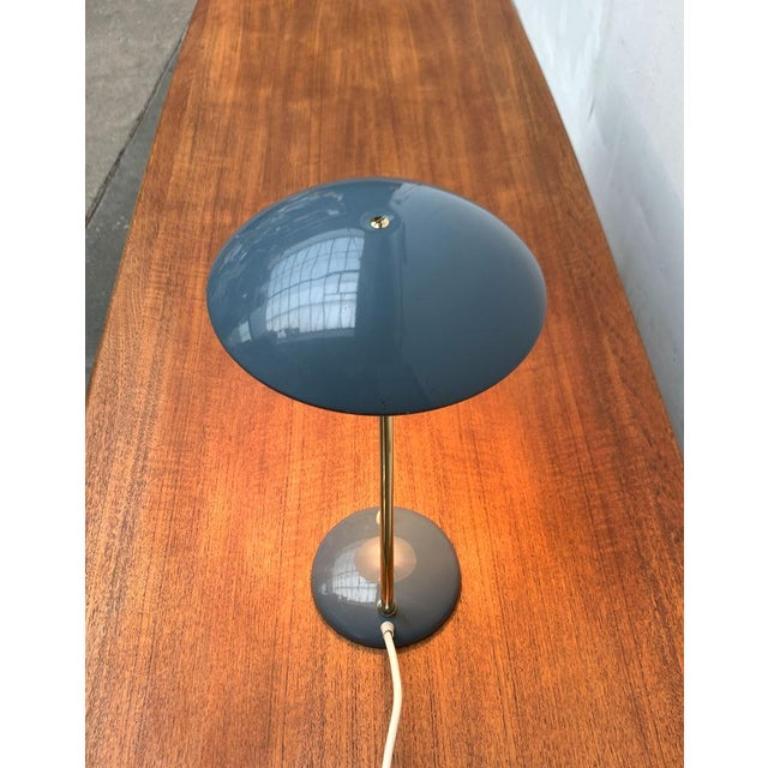 Las pequeñas lámparas de mesa de Emperor brillan con un color especial.

La pantalla reflectora plana está diseñada en un tono azul claro. Se puede inclinar sobre una rótula. La forma y el color de la pantalla se repiten con el pie de la lámpara. El