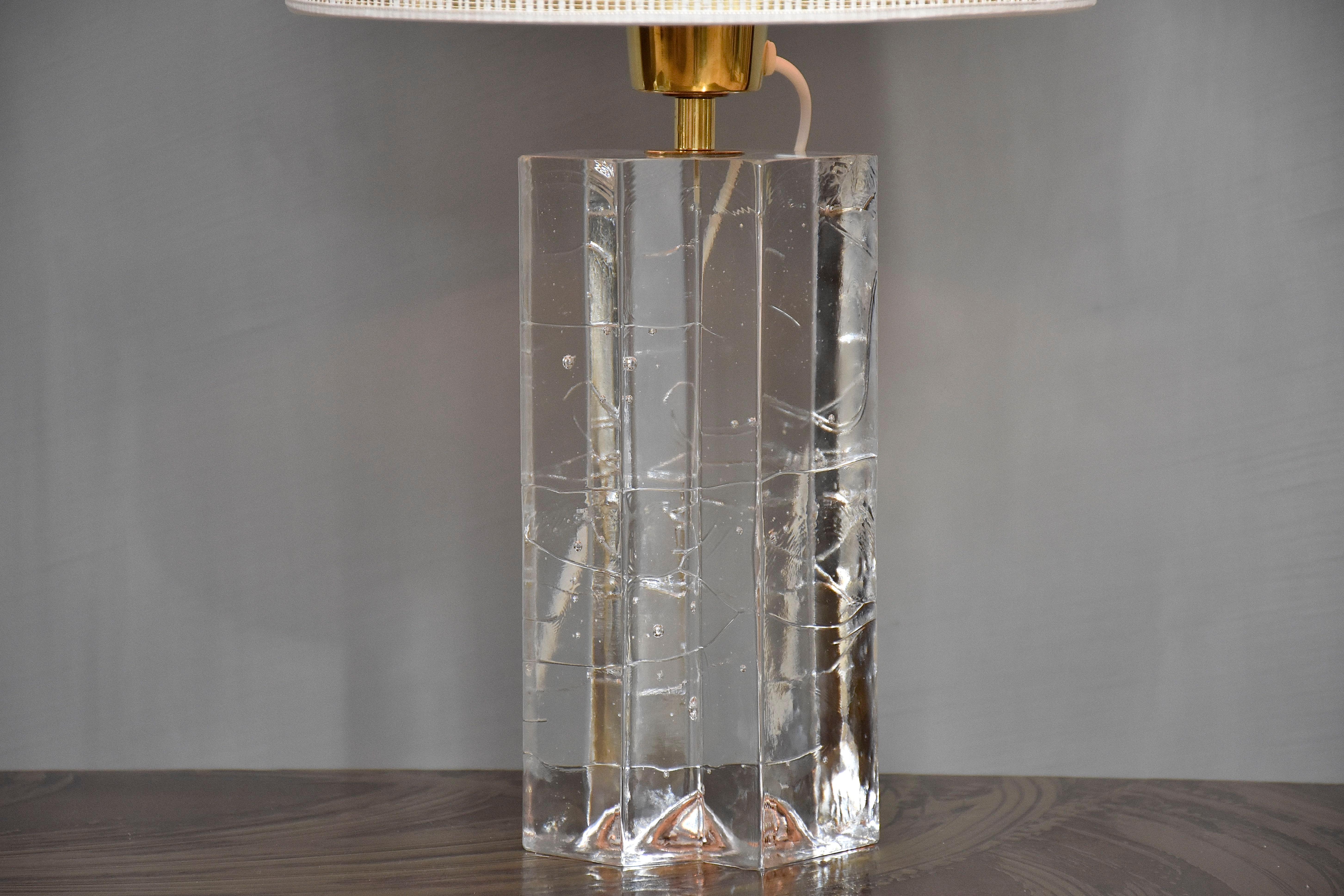 Stunning and very unique table lamp model 'Arkipelago' by Finnish glass designer and sculptor Timo Sarpaneva (1926-2006)
Solid mold-blown glass base with bubbles and brass elements.
Periode- ca. 1970-1979
Produced by Littala
Place of origin-