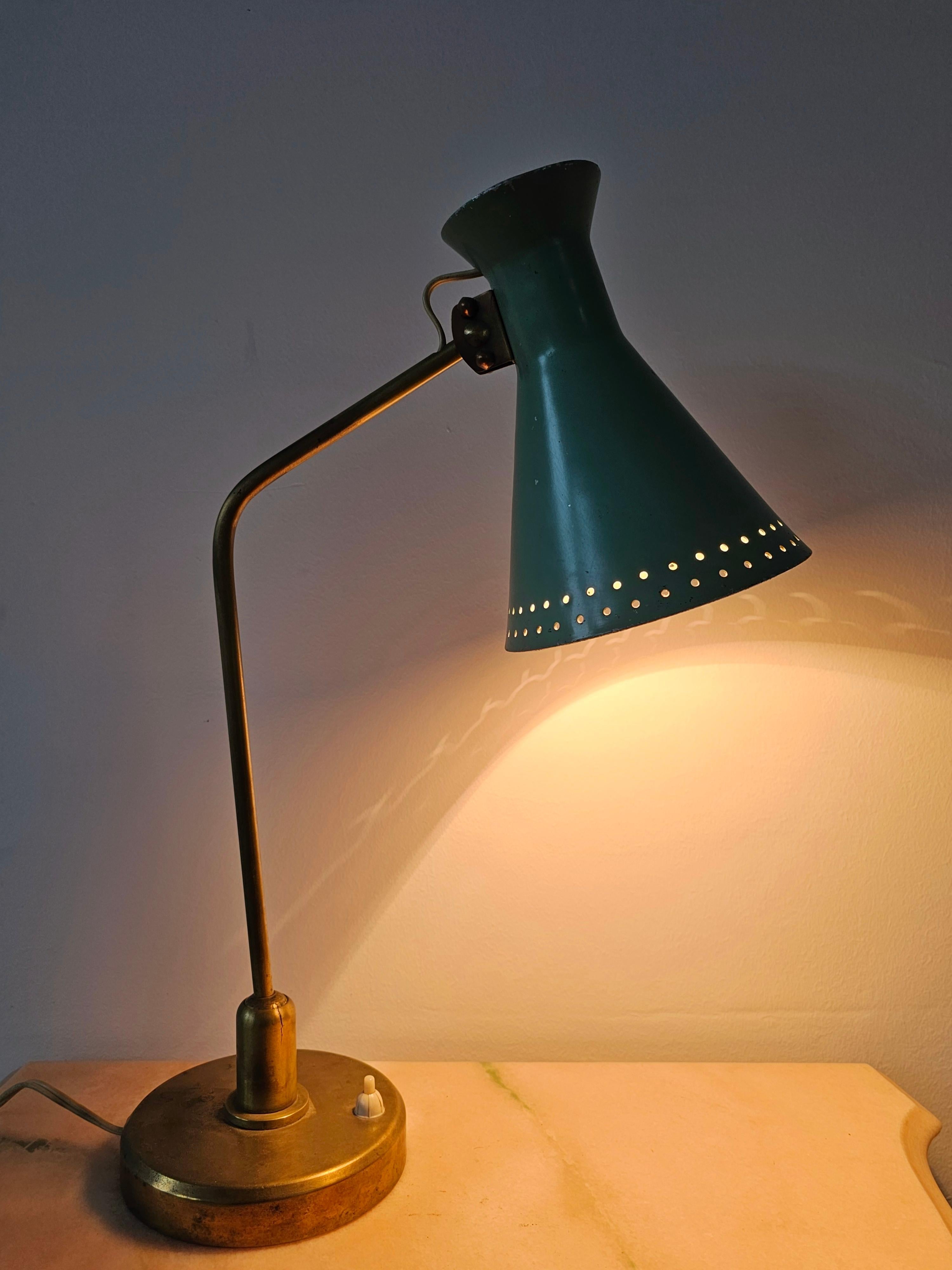 Lampe de table du milieu du siècle dernier attribuée à Stilnovo avec un abat-jour conique en métal typique en vente 3