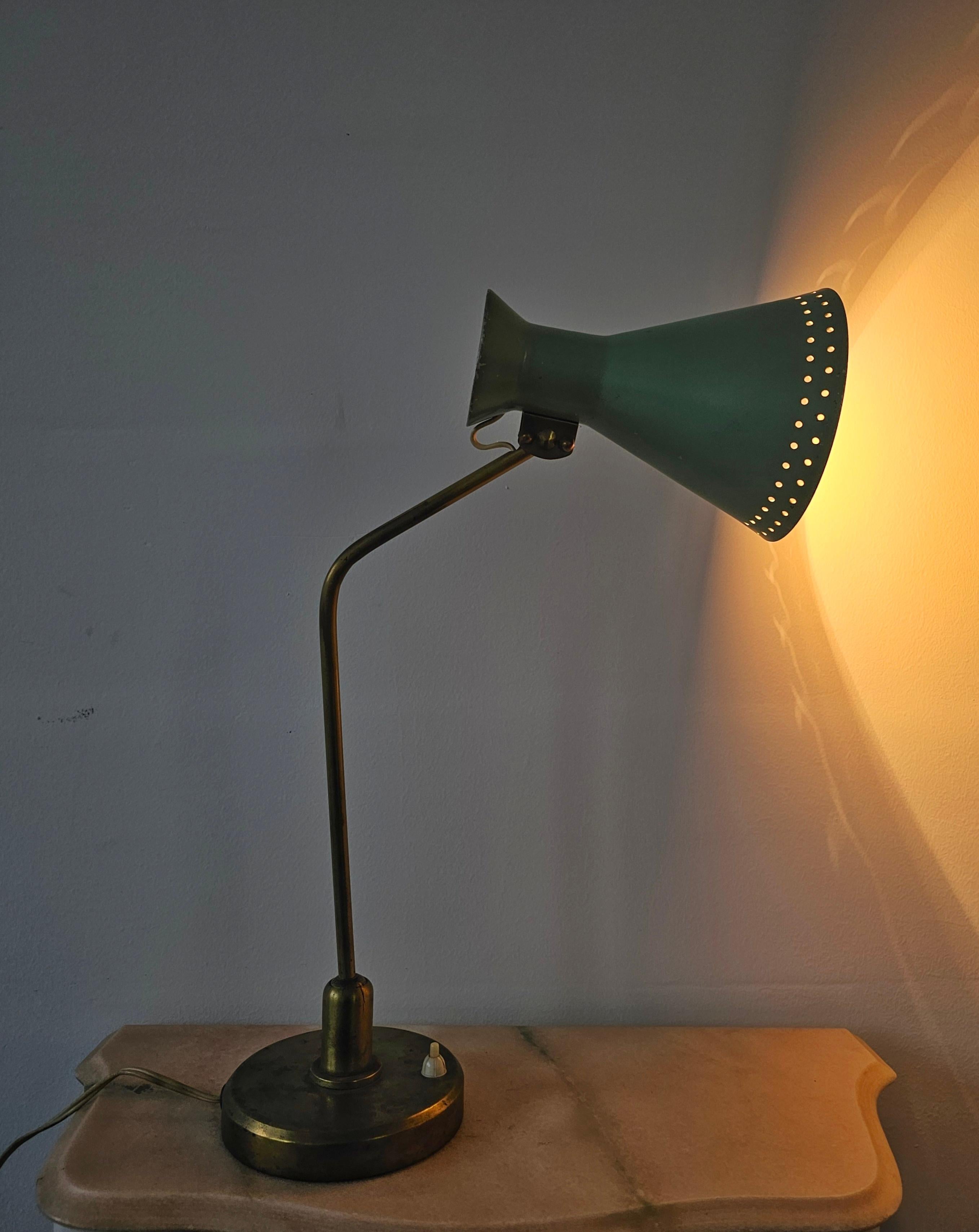Lampe de table du milieu du siècle dernier attribuée à Stilnovo avec un abat-jour conique en métal typique en vente 5