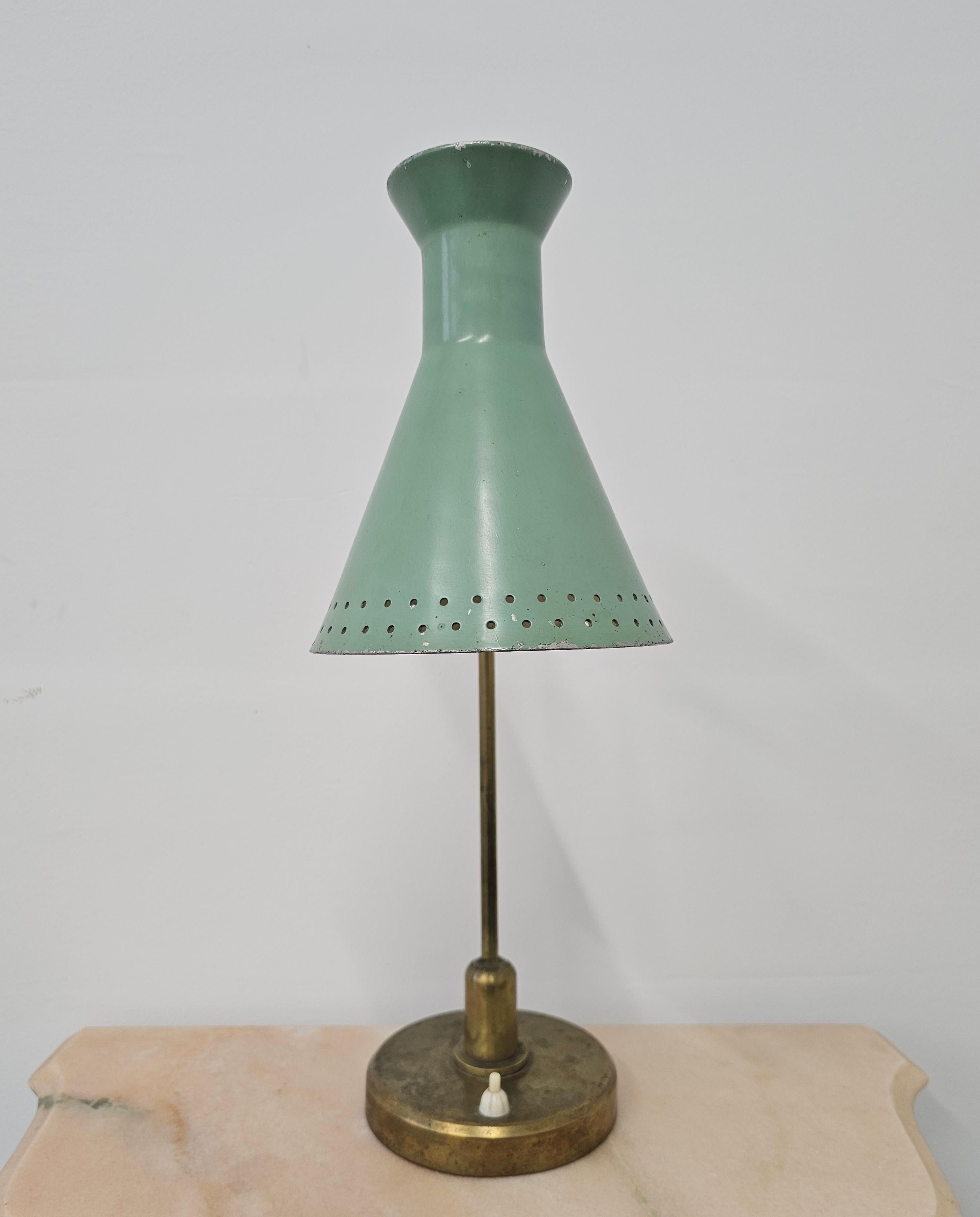 Lampe de table du milieu du siècle dernier attribuée à Stilnovo avec un abat-jour conique en métal typique en vente 6