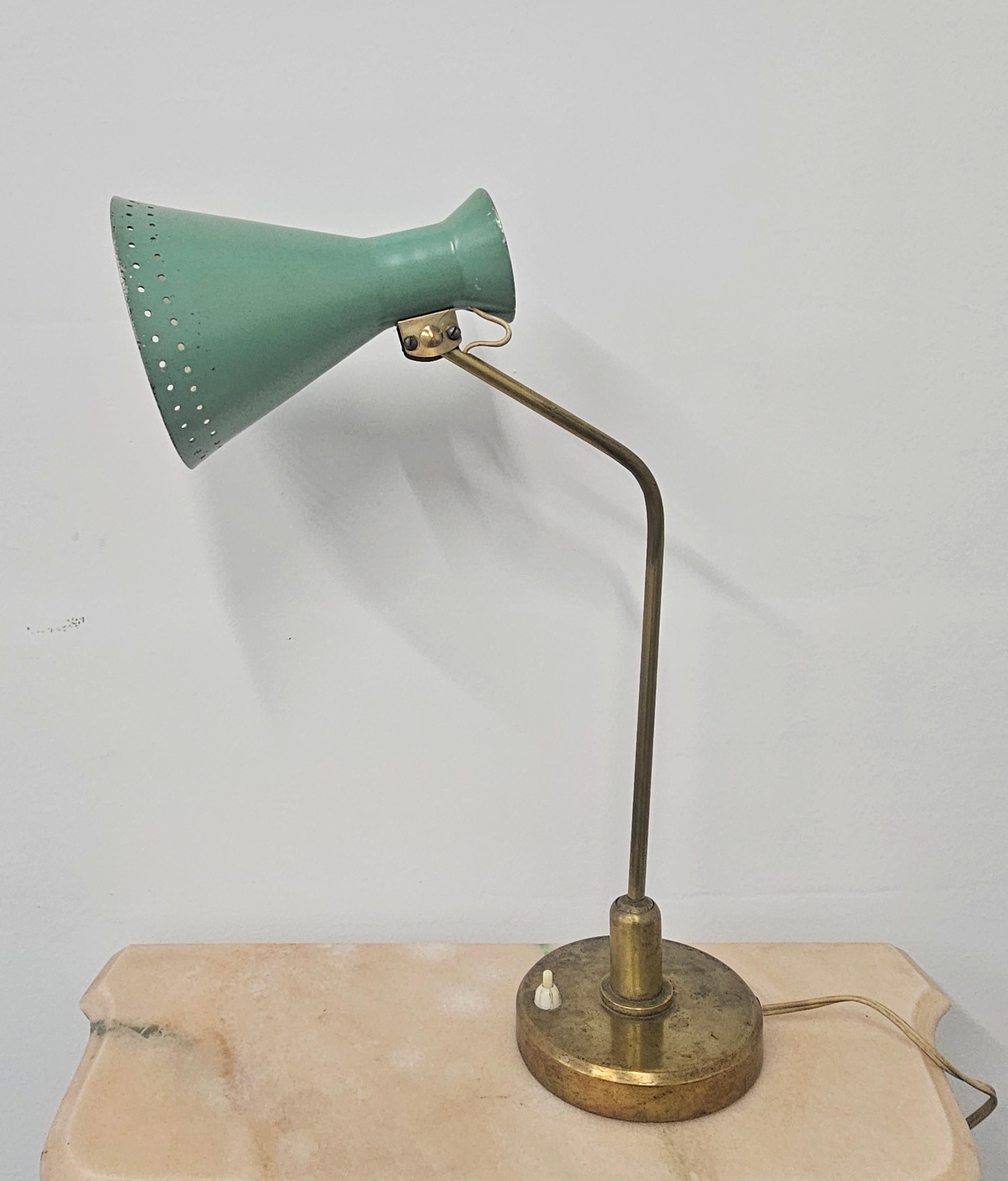 Dans cette annonce, vous trouverez une très rare et magnifique lampe de table Mid Century Modern avec l'abat-jour conique emblématique, typique du design italien des années 1950. La lampe est attr. au fabricant renommé Stilnovo. Elle présente un