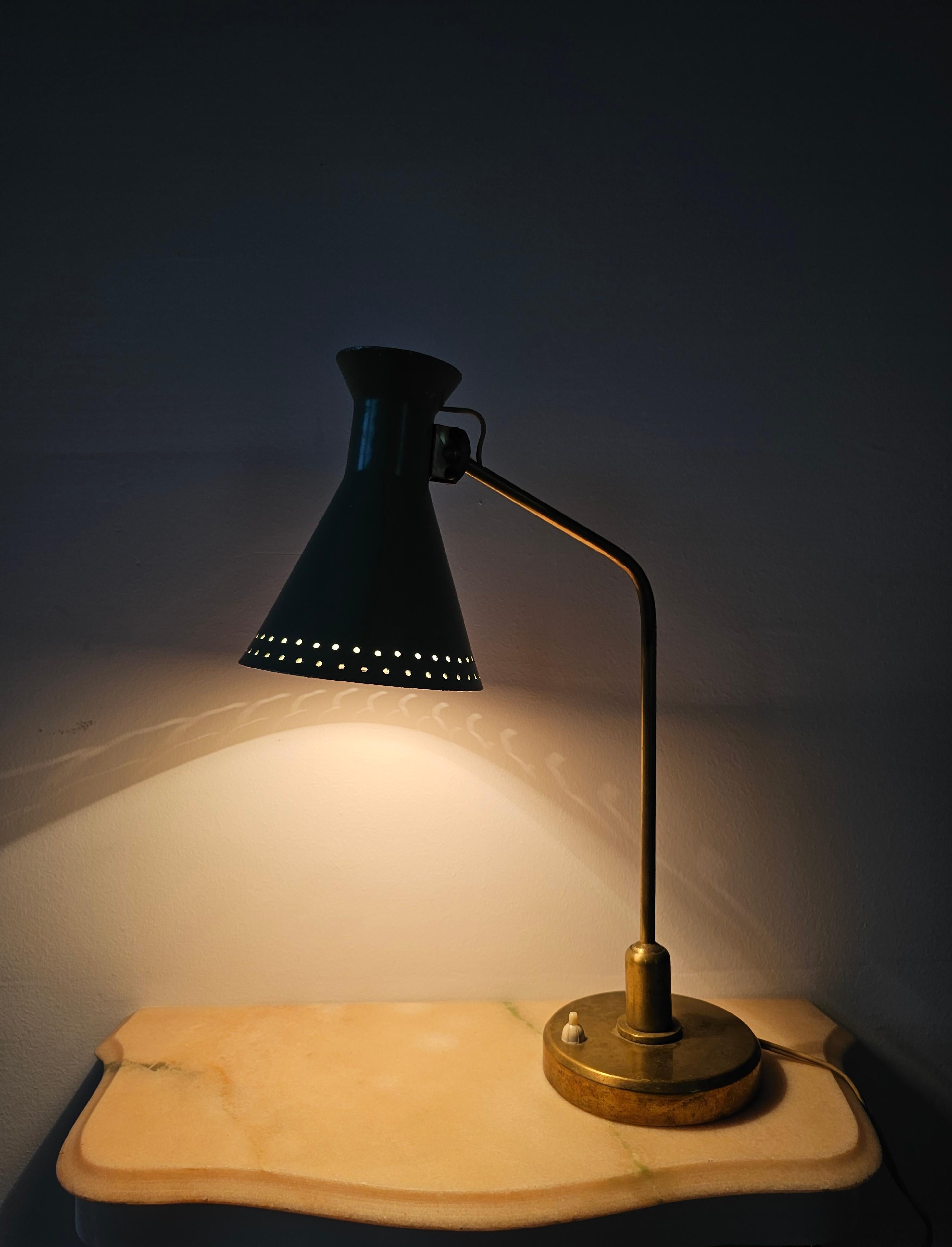 Mid-Century Modern Lampe de table du milieu du siècle dernier attribuée à Stilnovo avec un abat-jour conique en métal typique en vente