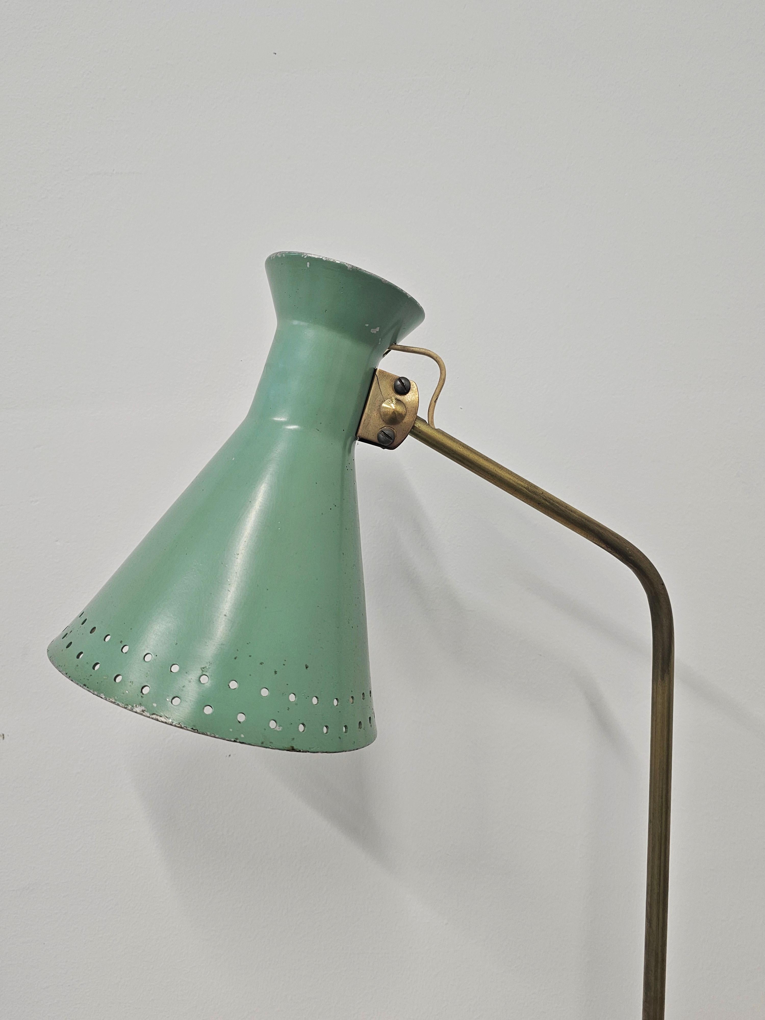 Lampe de table du milieu du siècle dernier attribuée à Stilnovo avec un abat-jour conique en métal typique Bon état - En vente à Beograd, RS