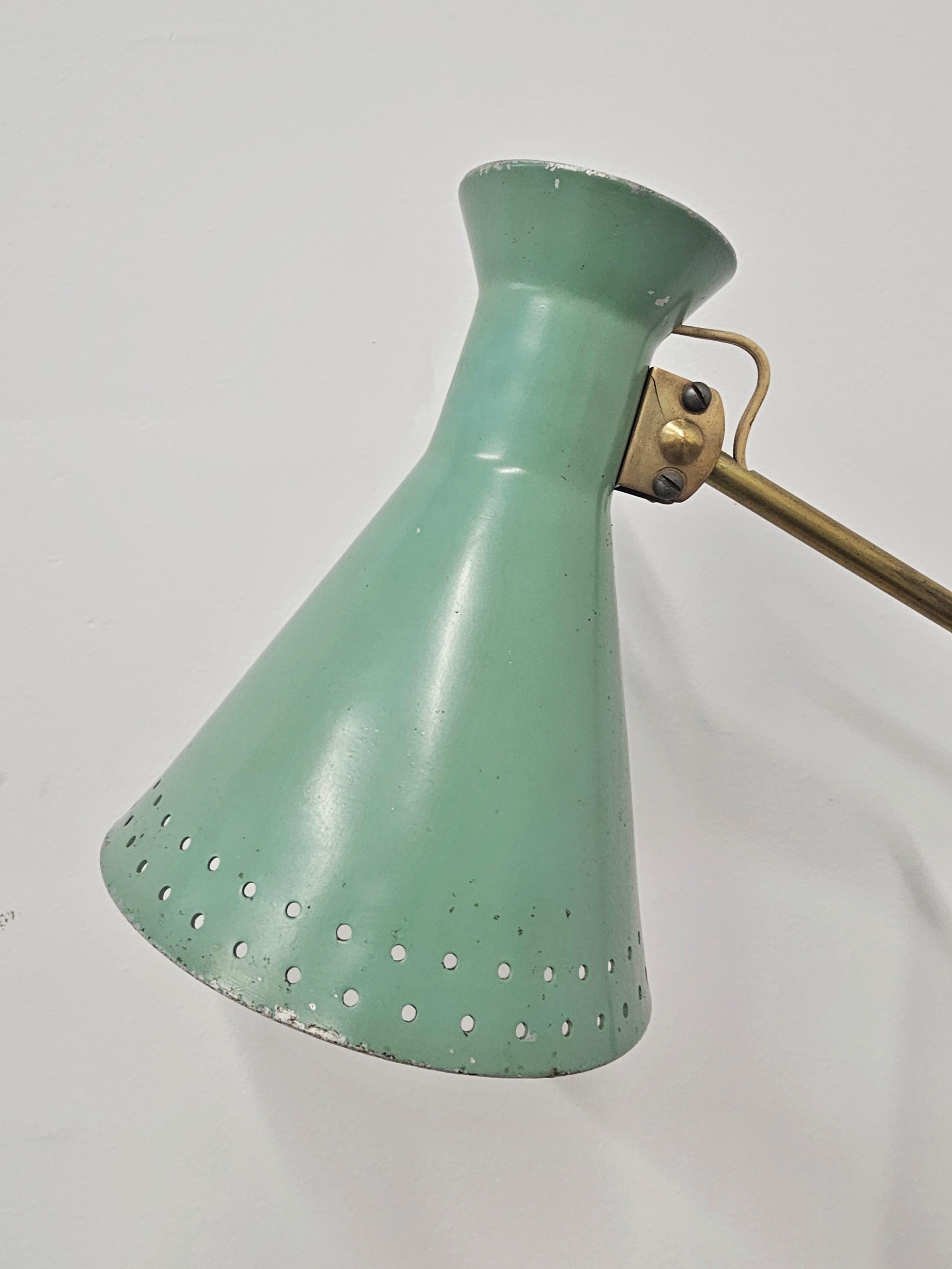 Milieu du XXe siècle Lampe de table du milieu du siècle dernier attribuée à Stilnovo avec un abat-jour conique en métal typique en vente