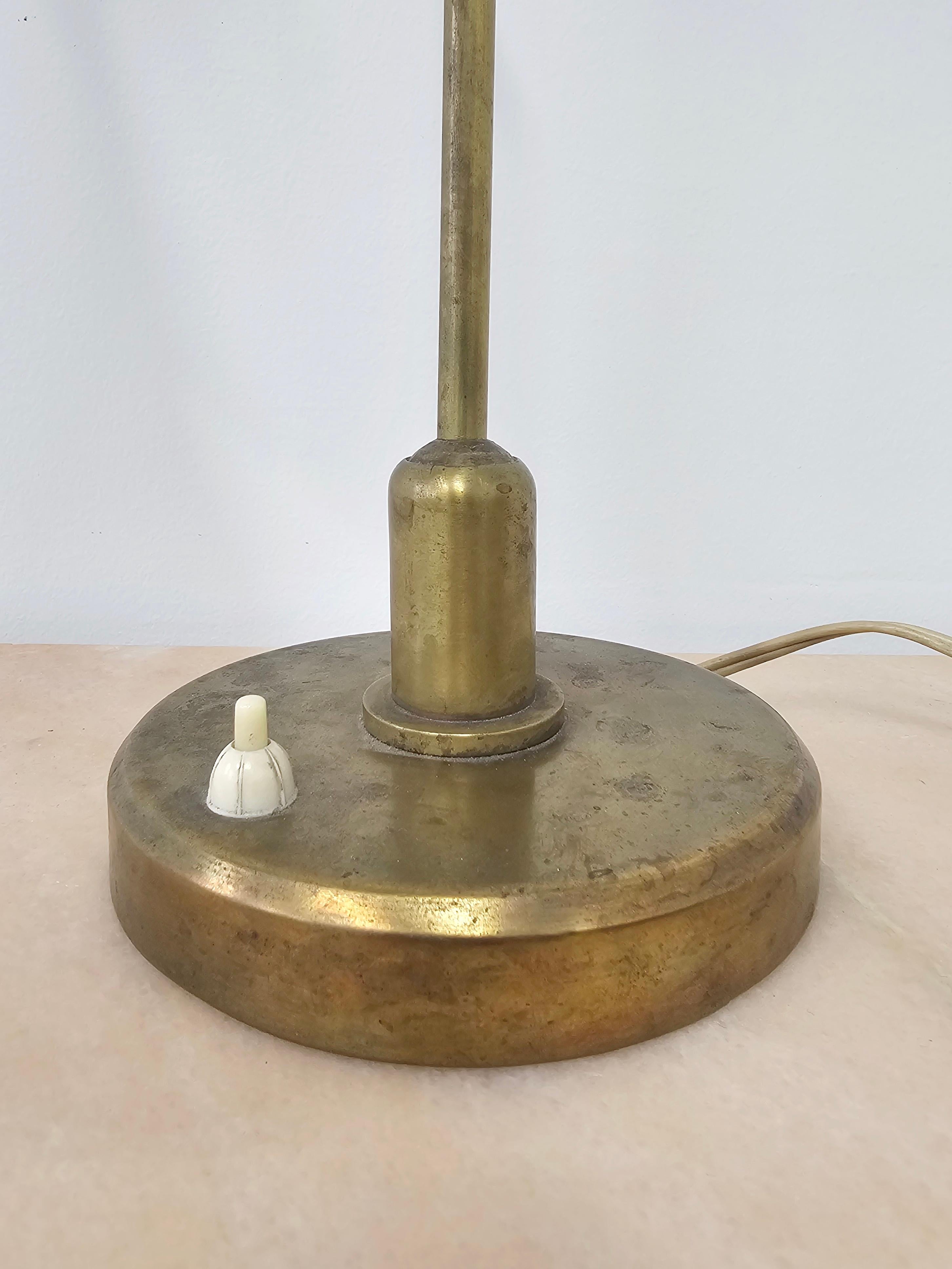 Métal Lampe de table du milieu du siècle dernier attribuée à Stilnovo avec un abat-jour conique en métal typique en vente