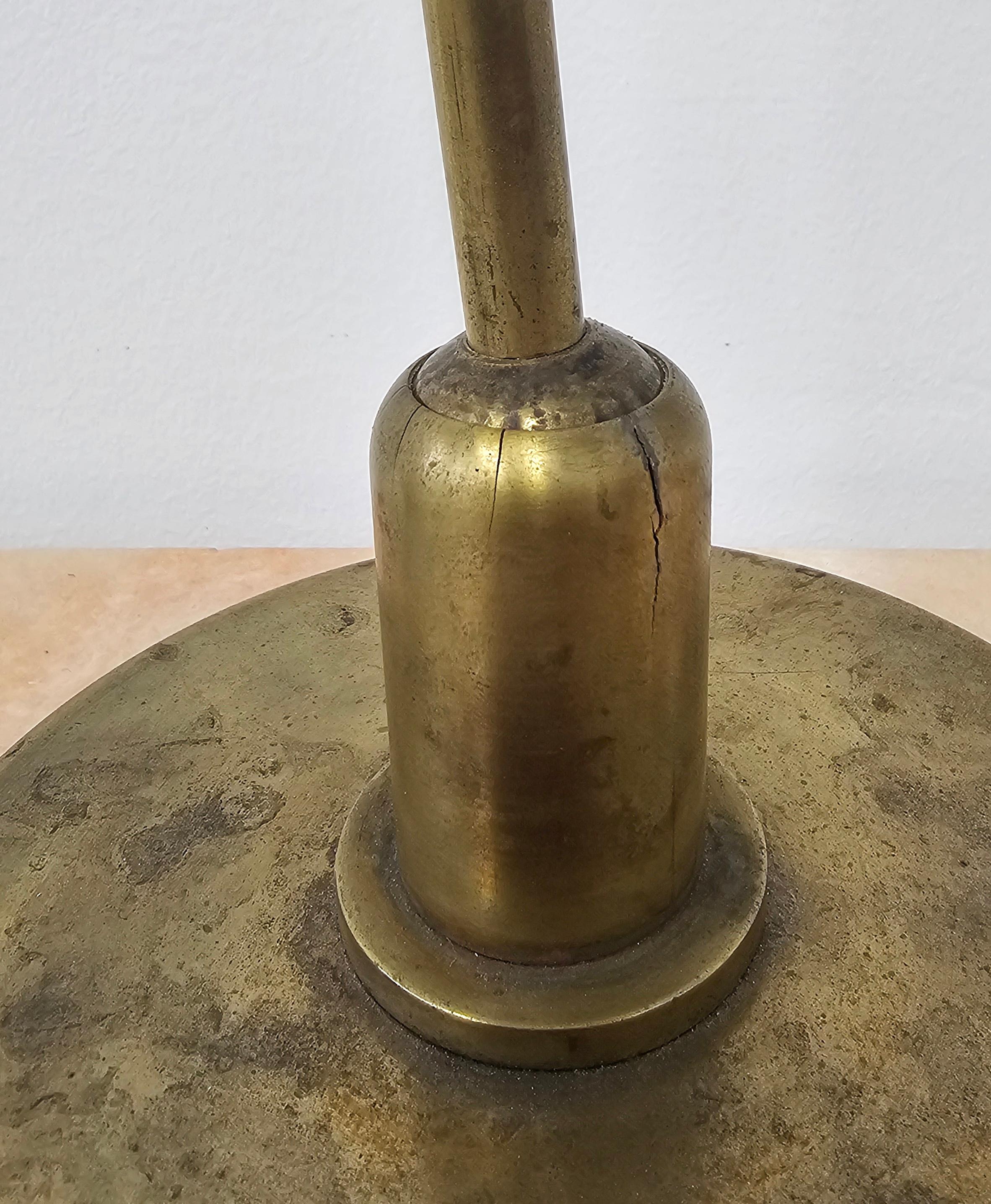 Lampe de table du milieu du siècle dernier attribuée à Stilnovo avec un abat-jour conique en métal typique en vente 1