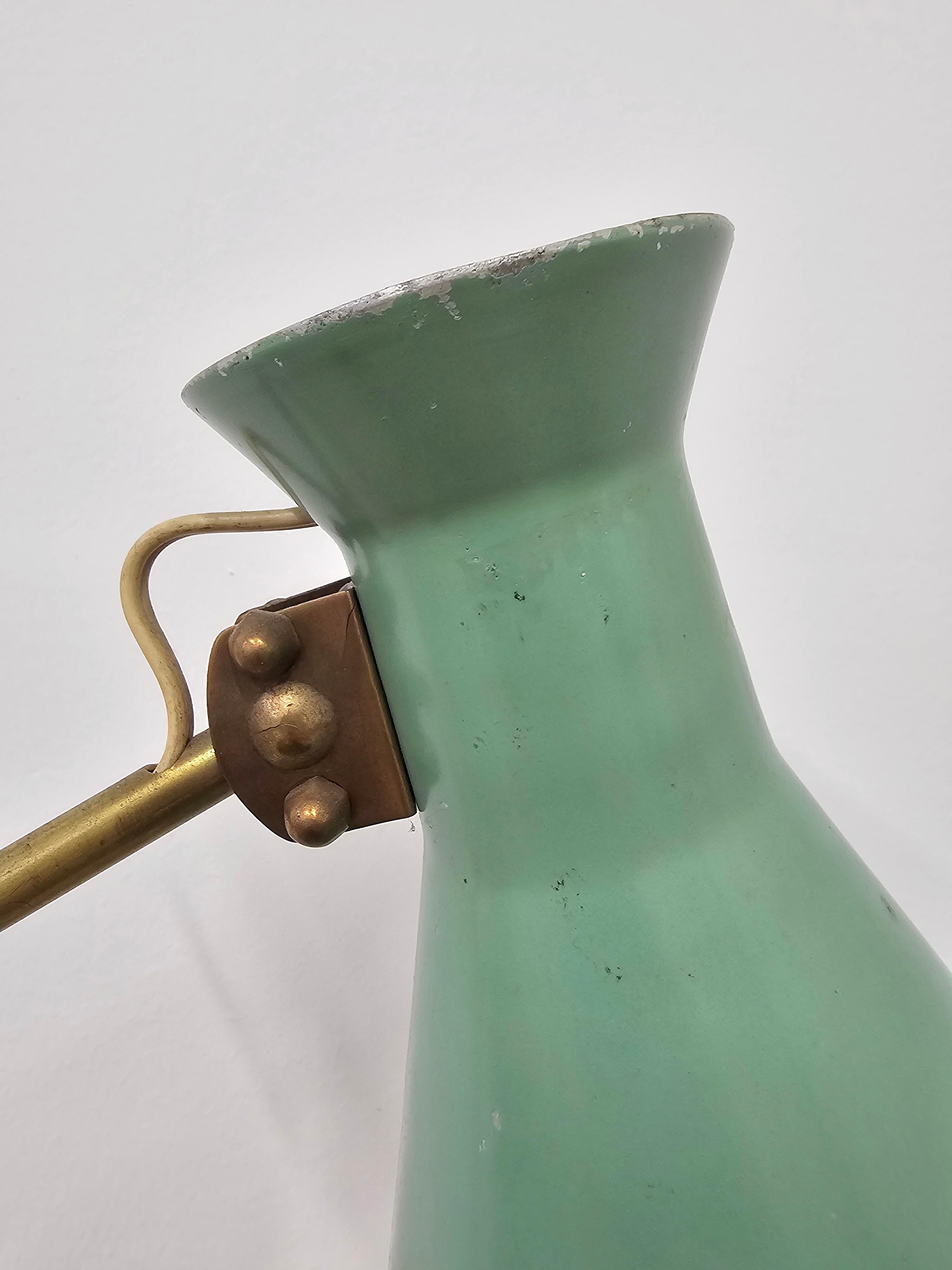 Lampe de table du milieu du siècle dernier attribuée à Stilnovo avec un abat-jour conique en métal typique en vente 2