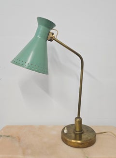 Mid Century Tischlampe attr. zu Stilnovo mit einem typischen konischen Metallschirm