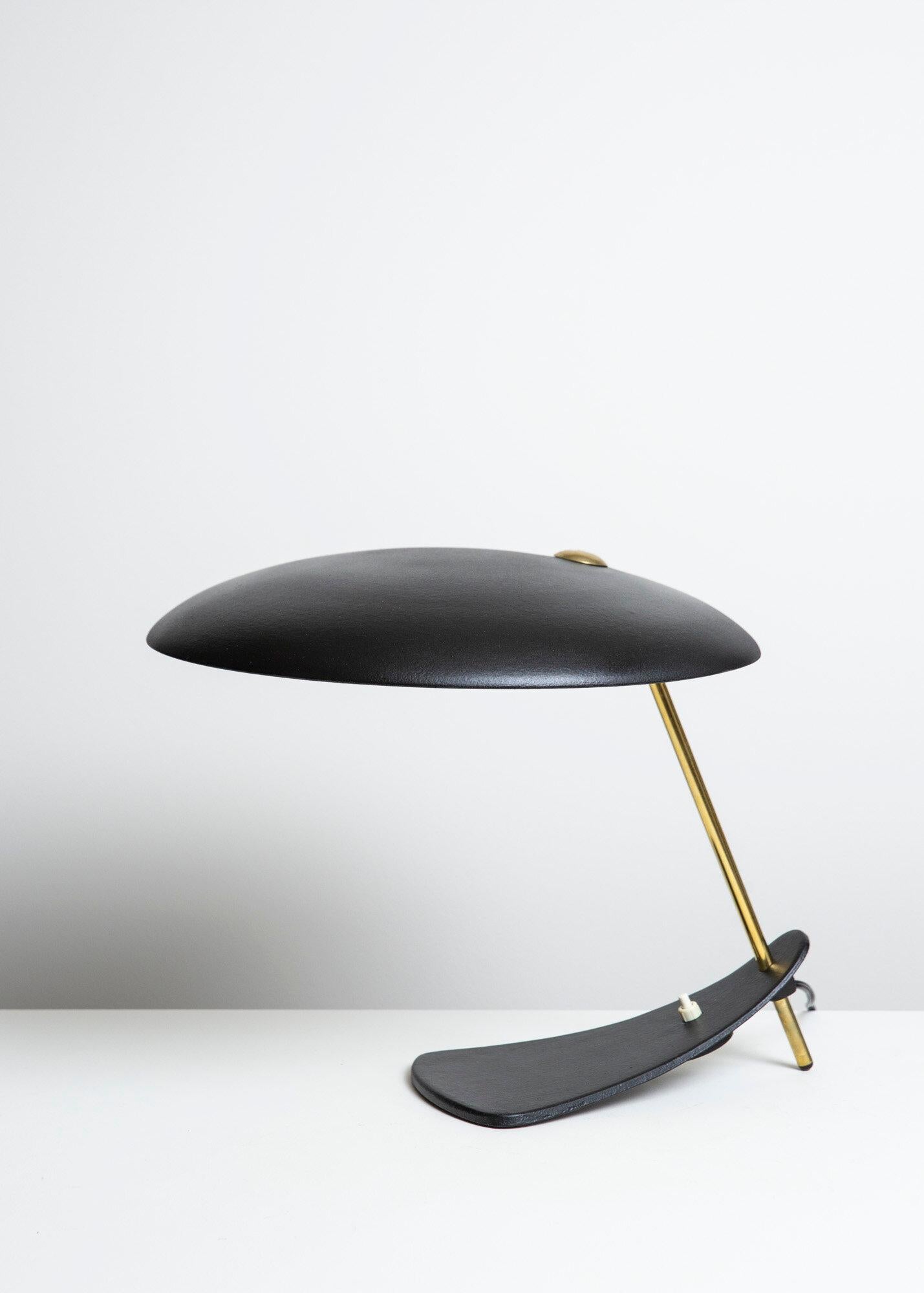 Large Carl Auböck attributed lamp manufactured in the 1950’s. Large black enamel saucer shade, brass trimmings, brass stem, black enameled steel foot. 60 watts max E-26 Edison medium base bulbs recommended or higher if LED/CFL.

CONDITION DETAILS: