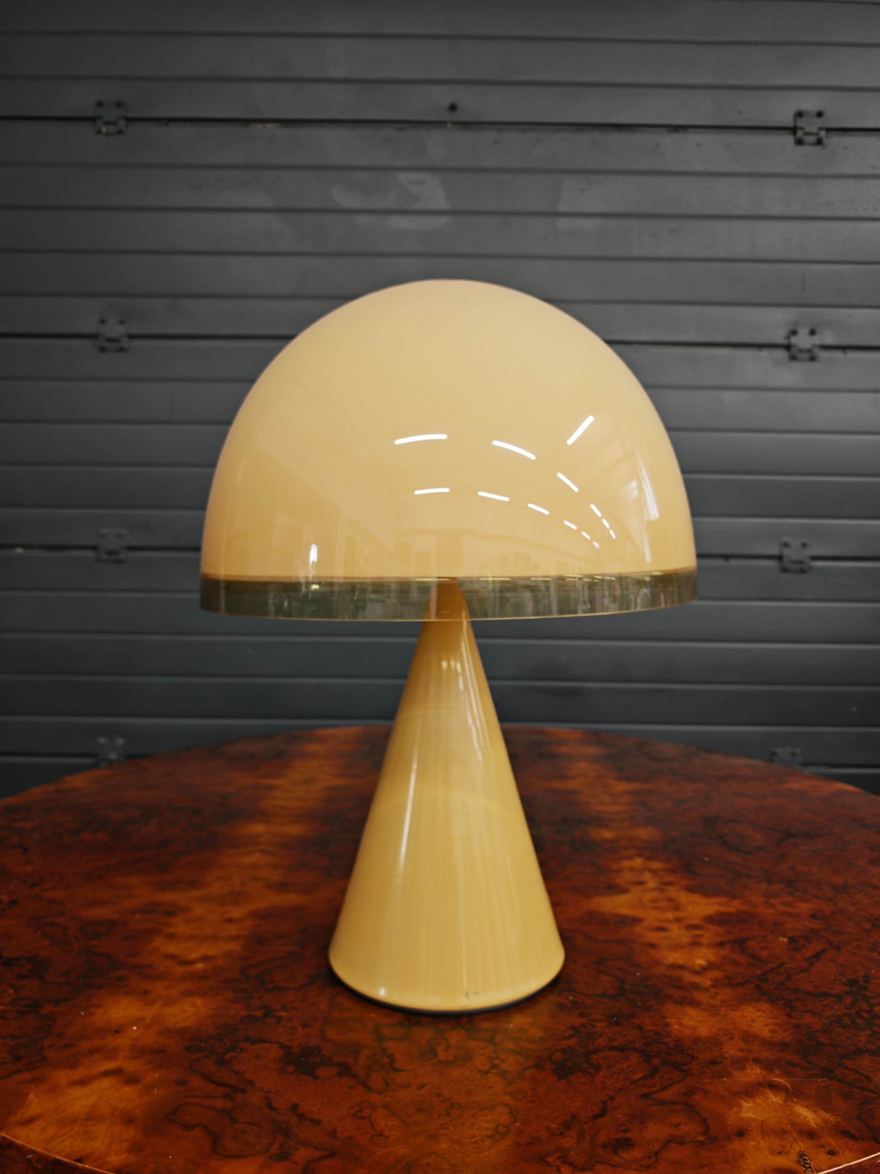 Vous trouverez dans cette annonce une lampe de table Mid Century Modern exceptionnellement rare, design/One par iGuzzini, modèle 