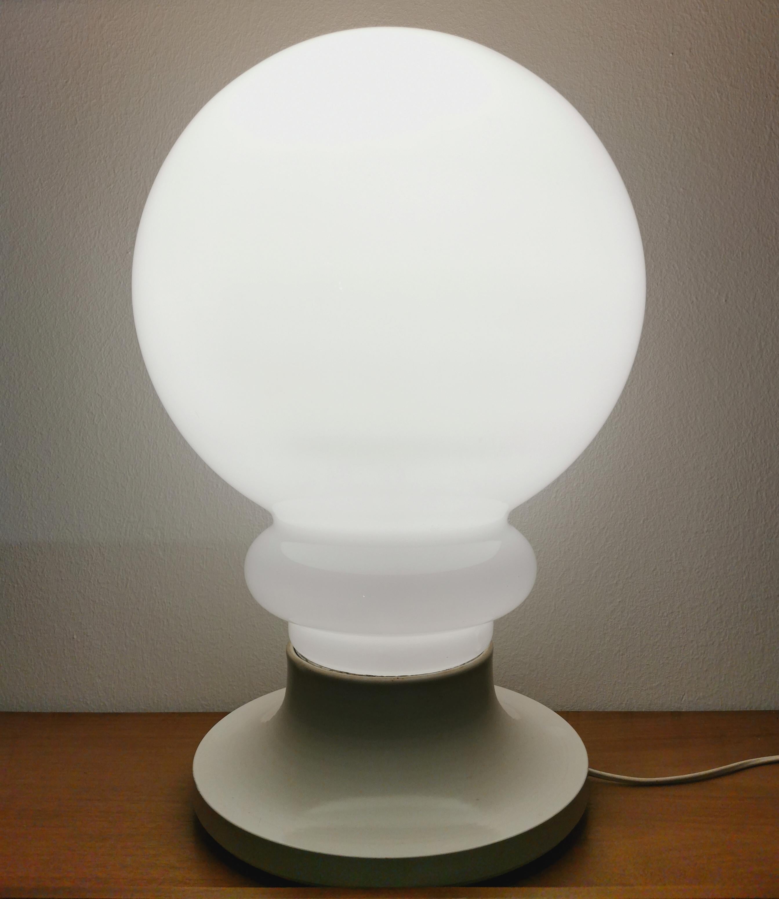 Table lamp designed by the Italian designer Carlo Nason in the 60s. The lamp has a spherical bowl in milky glass and an enamelled aluminum base.