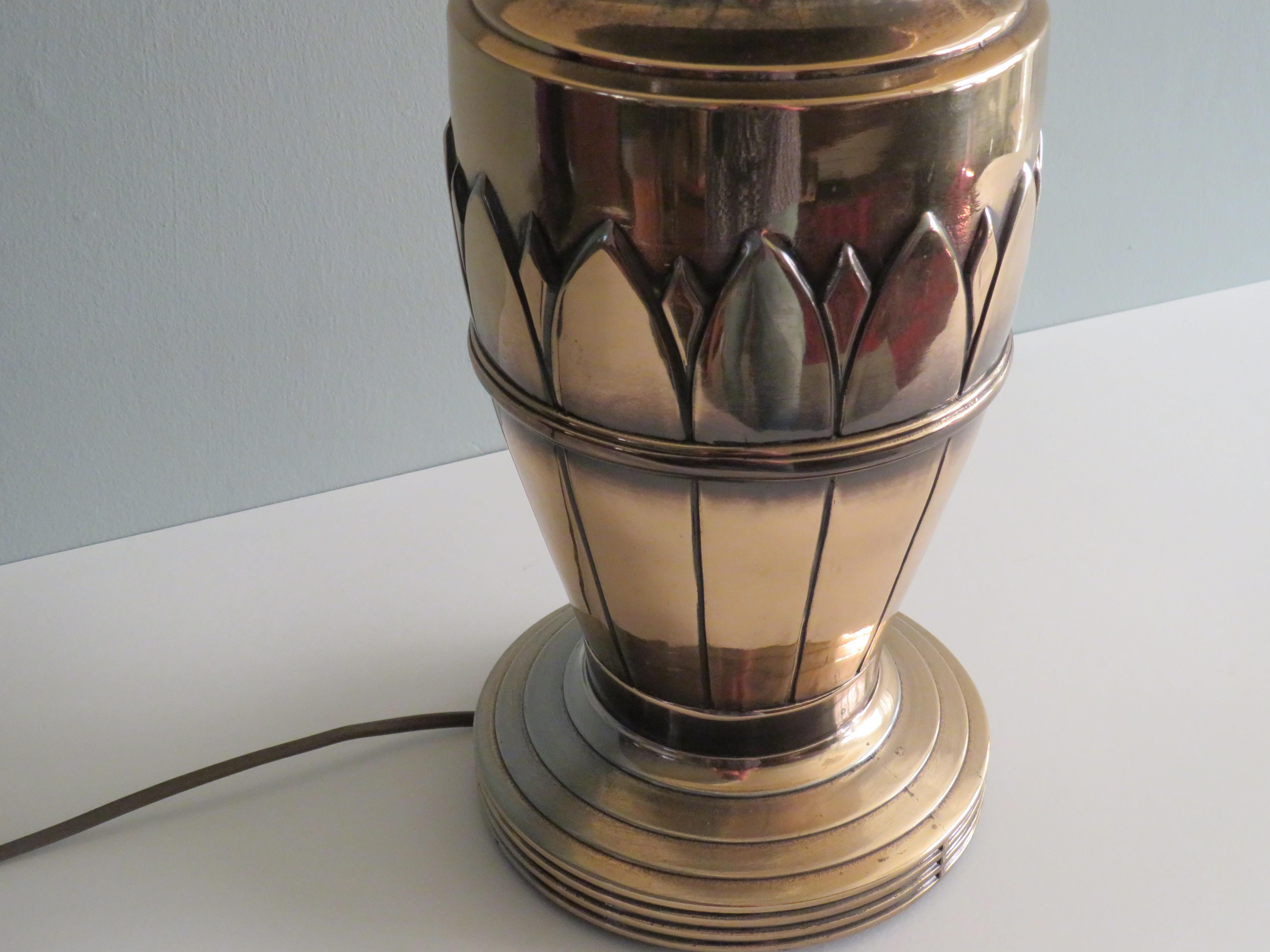 Tischlampe aus der Mitte des Jahrhunderts von Deknudt lighting, Belgien 1970
Große Tischlampe aus Messing mit Blattmotiv und cremefarbenem Original-Lampenschirm.
Diese Lampe wurde in den 1970er Jahren von Deknudt, Belgien, hergestellt.
Deknudt