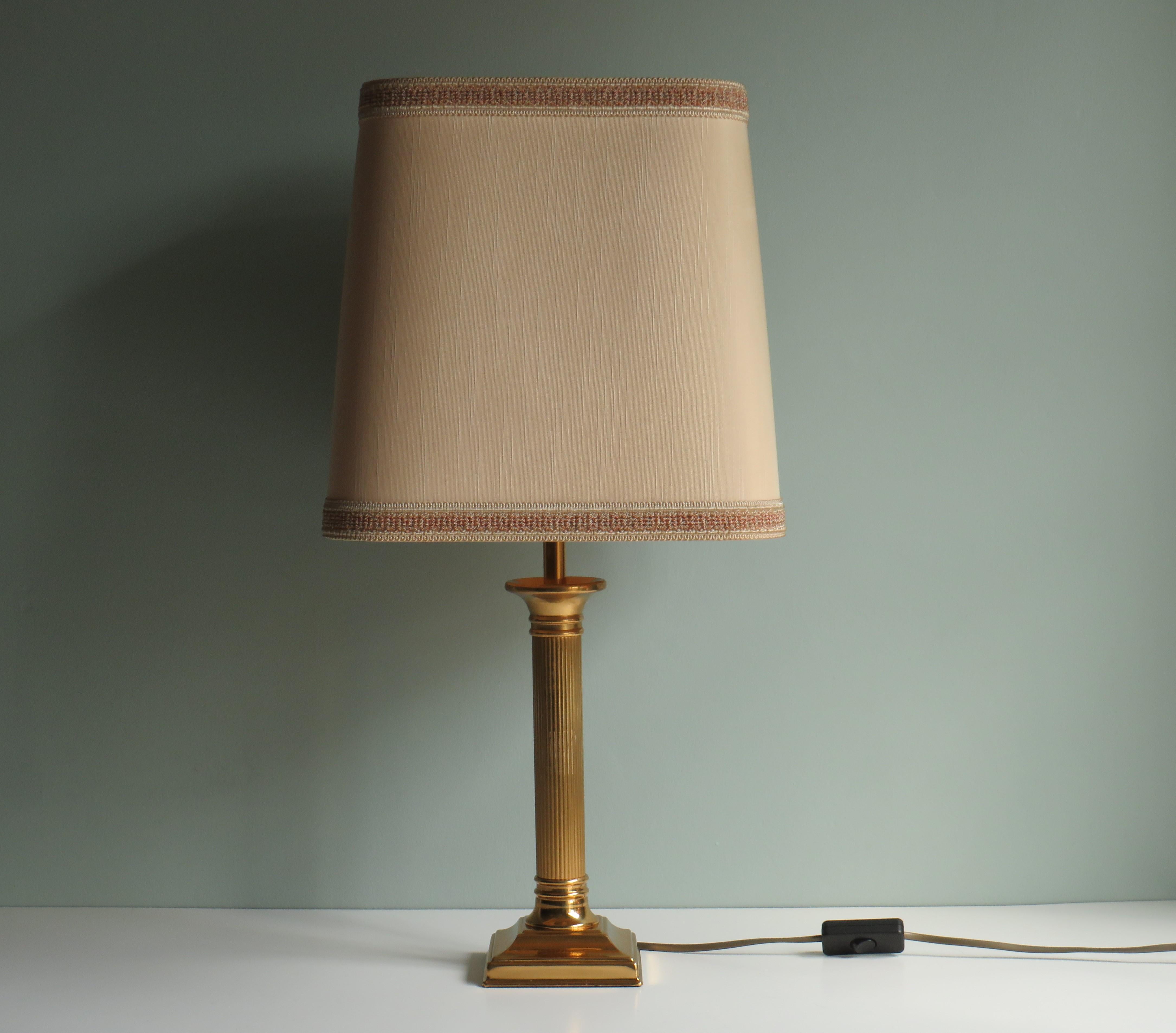 Stylish table lamp by Deknudt, Belgium 1970s.
The lamp has a beautiful original square lamp shade and a brass base with an E 27 fitting.
The Deknudt company was founded in 1956 and is still active, and still produces items with great care for