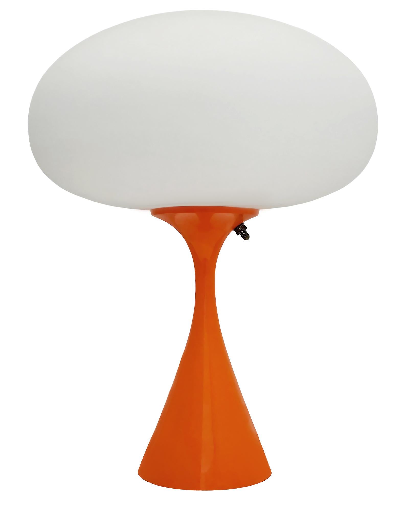 QUESTO ARTICOLO HA DIRITTO ALLA SPEDIZIONE GRATUITA!

Un'elegante lampada da tavolo in stemlite realizzata da Design Line. Presenta una base principale in alluminio fuso di forma conica. La base della lampada è rifinita in un classico colore