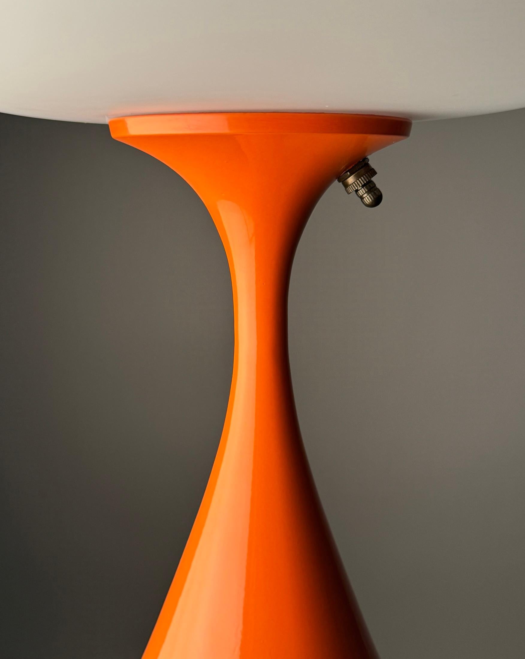 Mid-Century moderno Lampada da tavolo Mid Century di Designline in arancione retrò con paralume smerigliato bianco in vendita