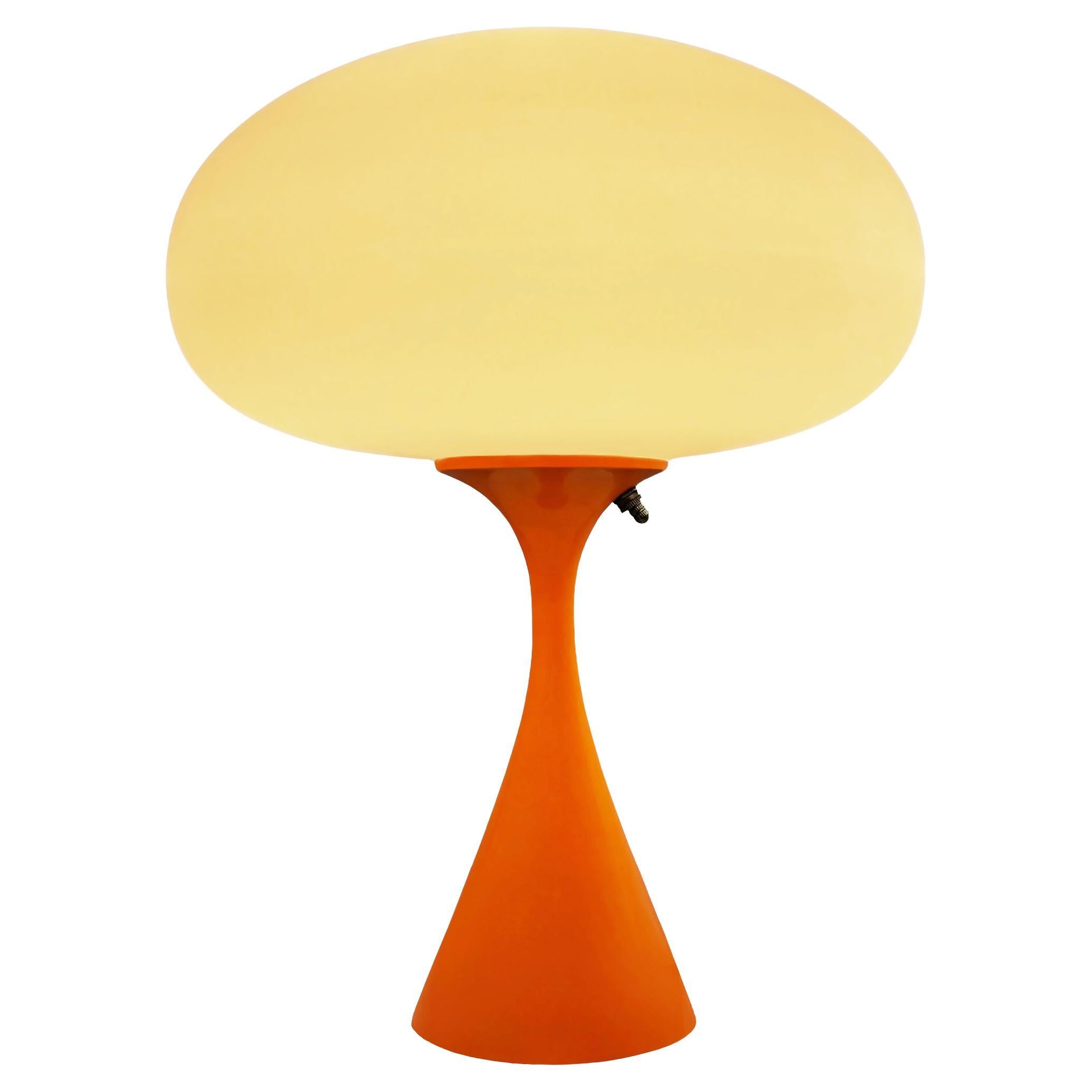 Lampada da tavolo Mid Century di Designline in arancione retrò con paralume smerigliato bianco in vendita