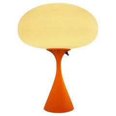 Lampe de bureau du milieu du siècle dernier de Designline en orange rétro avec abat-jour dépoli blanc