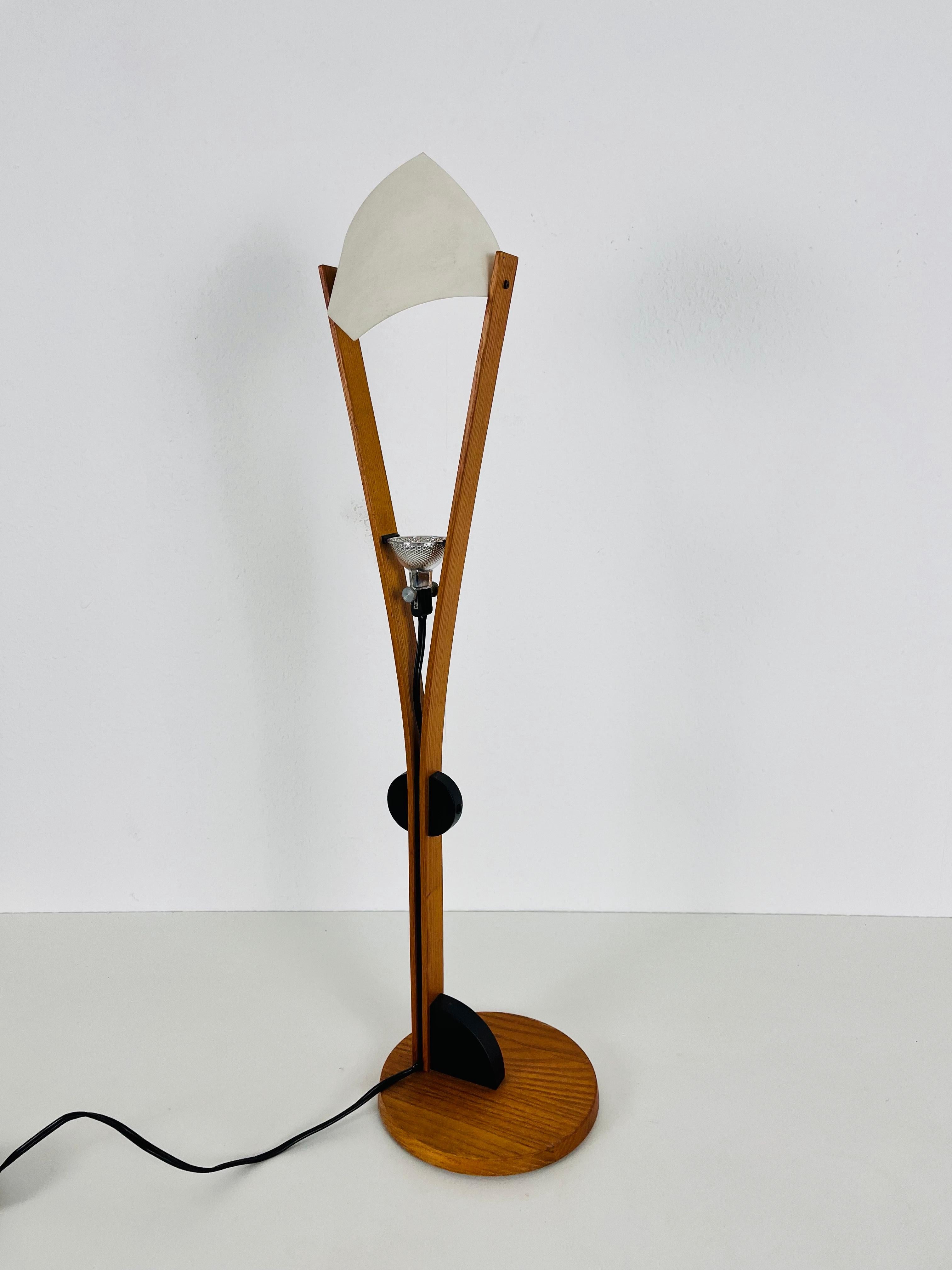 Une lampe de table en bois fabriquée par Domus dans les années 1960. Le corps de la lampe est en bois. Cette lampe présente un design scandinave typique. L'ampoule est graduable avec le régulateur noir.

Très bon état vintage. Fonctionne avec les