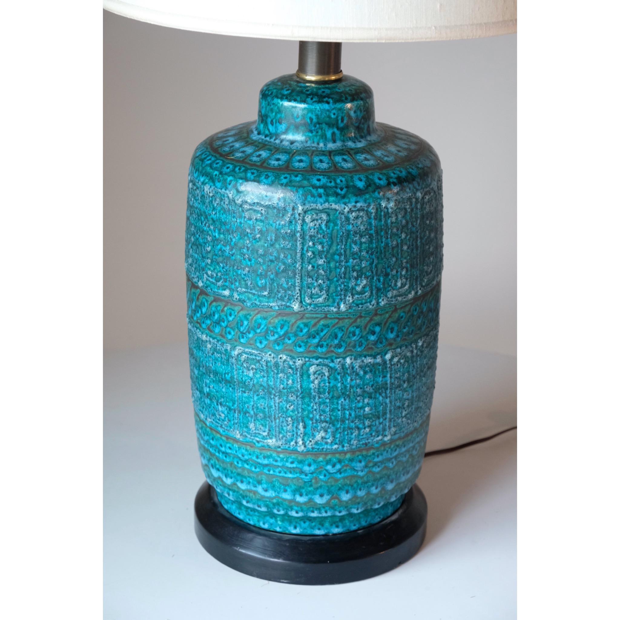 Lampe de table moderniste conçue par le céramiste hawaïen George Nobuyuki, produite par Sy Allan Designs en Californie. Magnifique motif de glaçure bleu/vert, rappelant les motifs de Bitossi. L'abat-jour n'est pas inclus, sauf en cas d'enlèvement