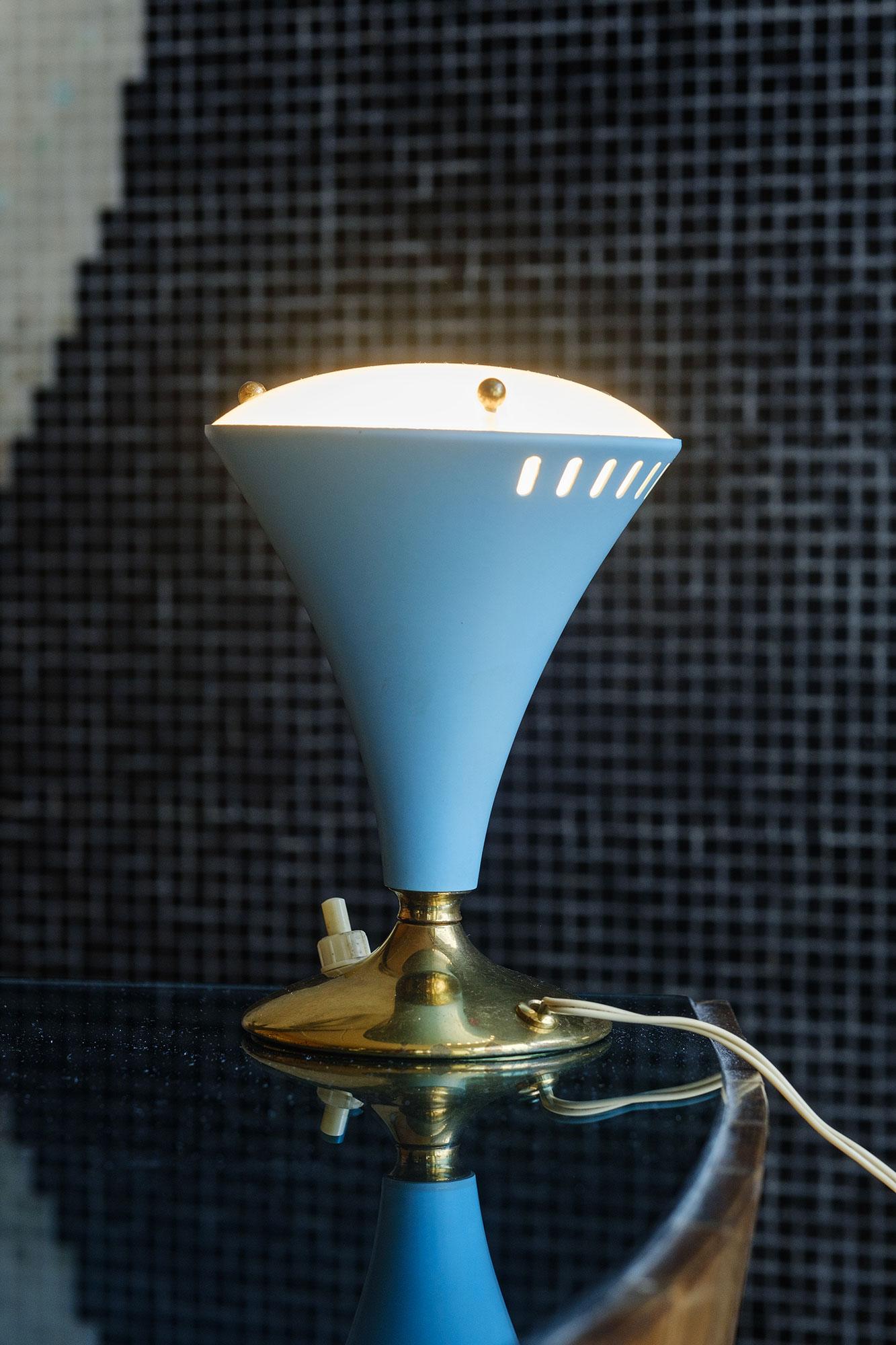 Splendid table lamp in brass and metal with a glass top by Gilardi & Barzaghi, Milano, 1950s
In great working condition.