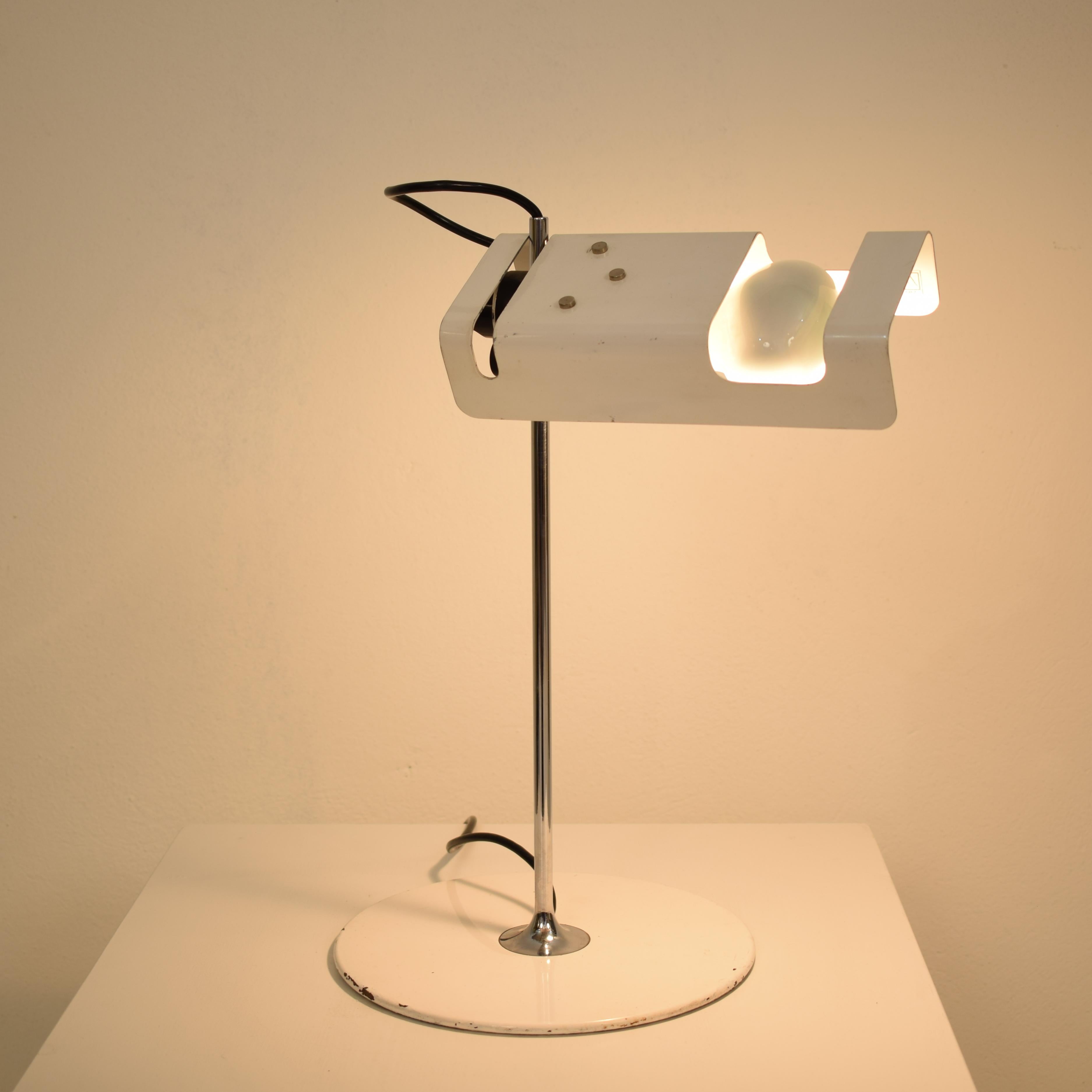 This beautiful midcentury table Lamp by Joe Colombo model #291 spider in white for Oluce in 1965. This model was made circa 1970.
This design by Joe Colombo is one of the most Minimalist Italian designs of the midcentury and an icon for the