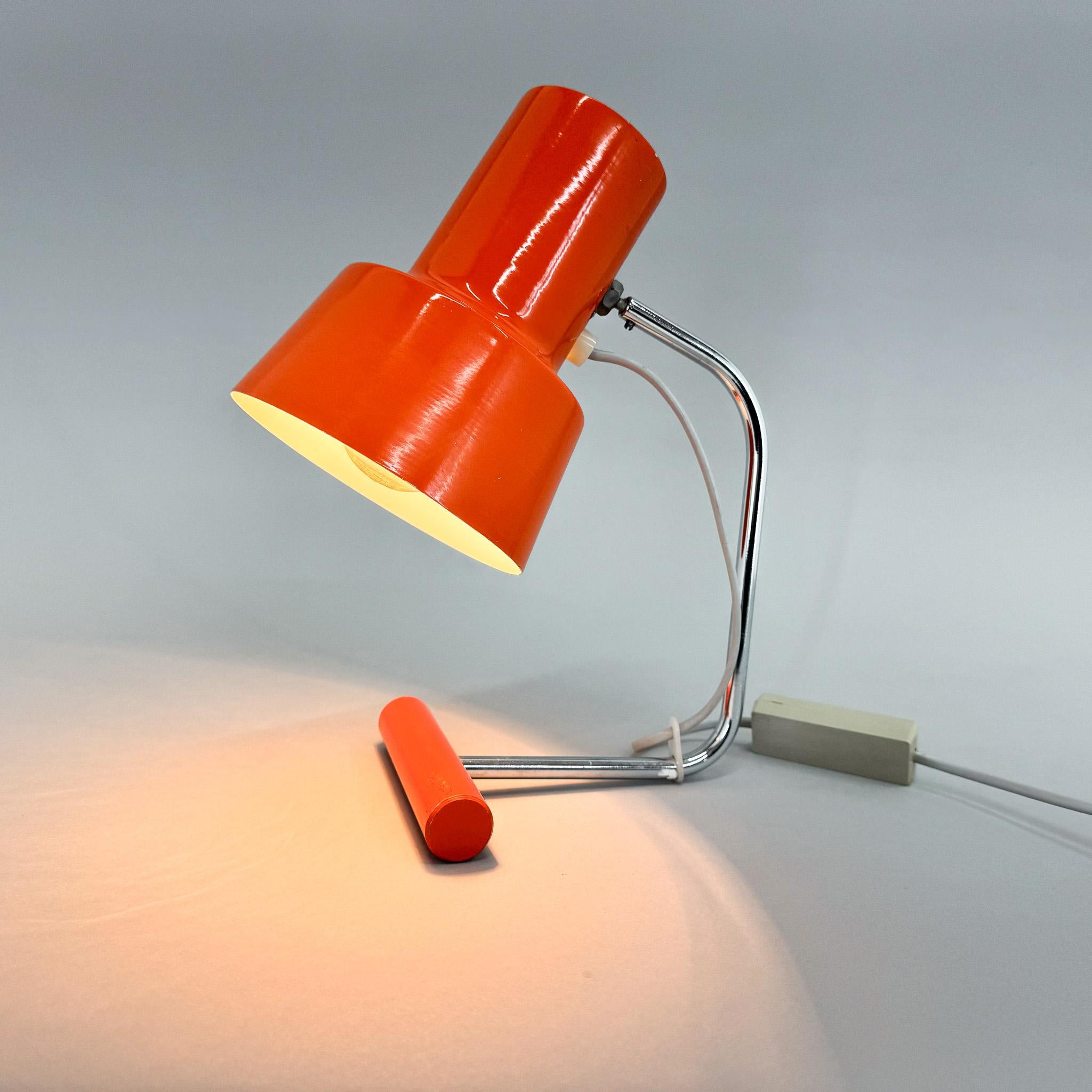 Lampe de table vintage conçue par Josef Hůrka pour Napako dans l'ancienne Tchécoslovaquie dans les années 1960. Adaptateur américain inclus.
Ampoule : 1x E26-E27.