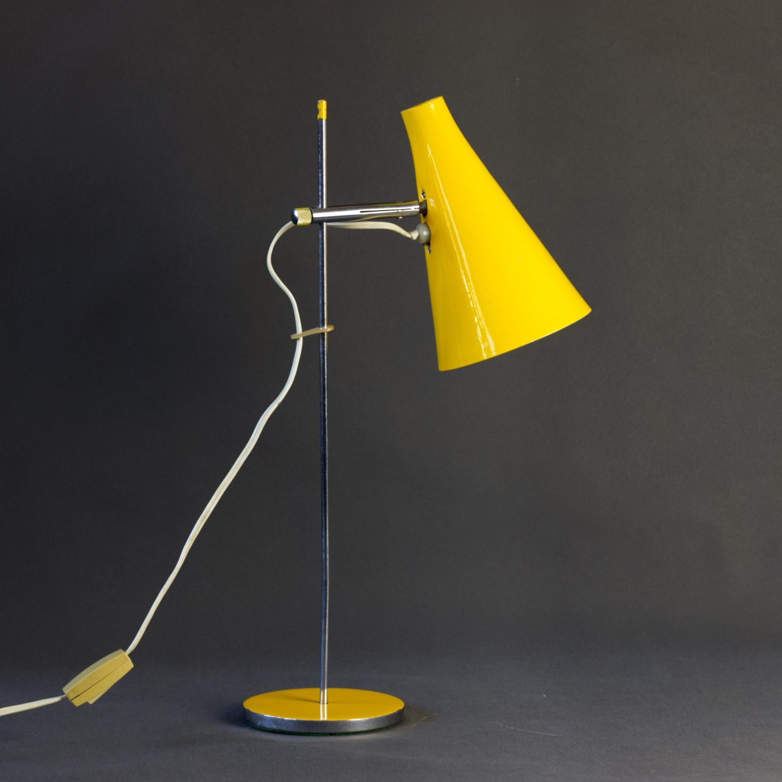 Lampada da tavolo del Medioevo disegnata da Josef Hurka per Lidokov. Struttura cromata in buone condizioni, paralume regolabile ai lati e in alto e in basso. Materiale del paralume: alluminio.