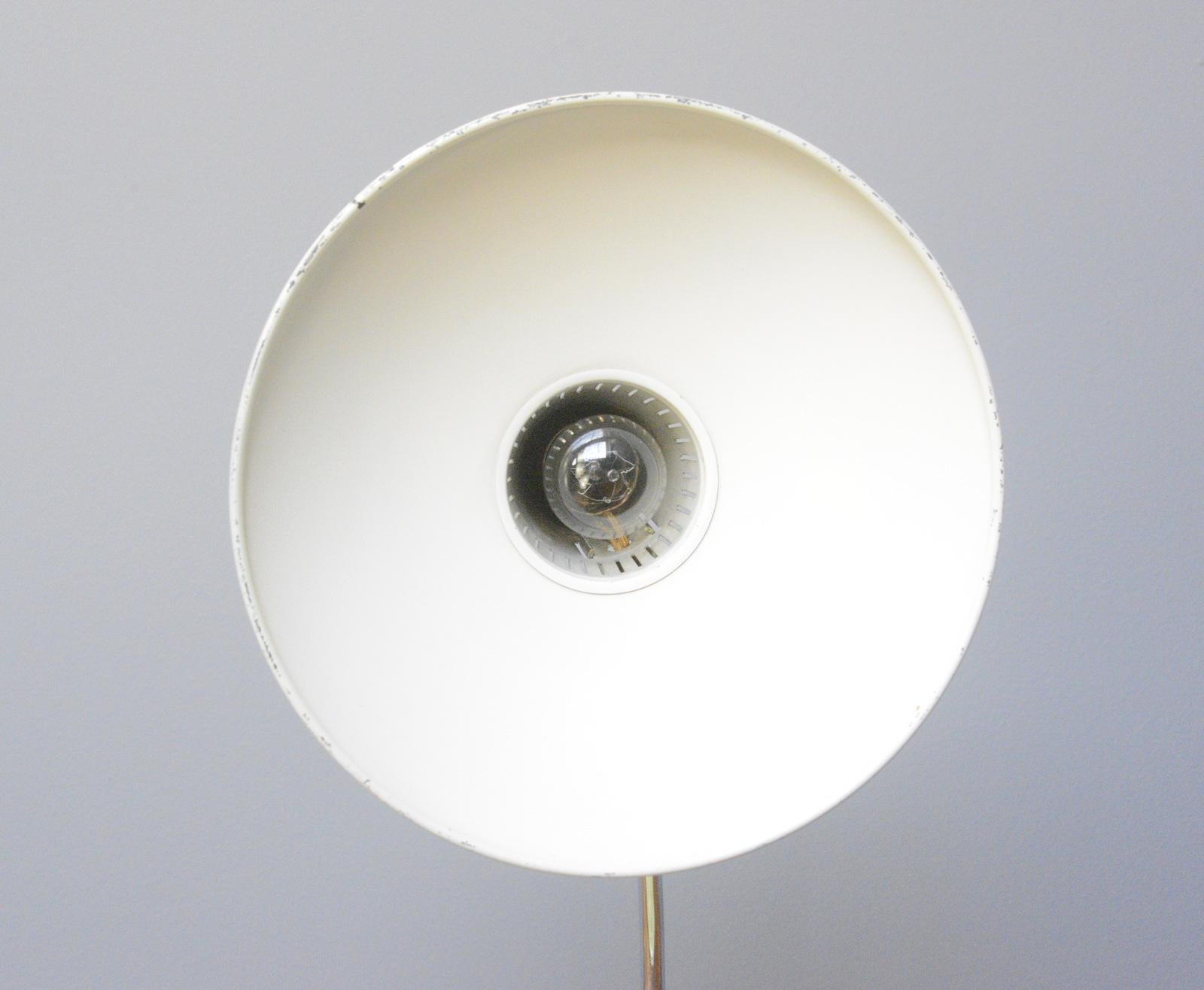 Mid Century Tischlampe von Kaiser Circa 1960s im Angebot 4