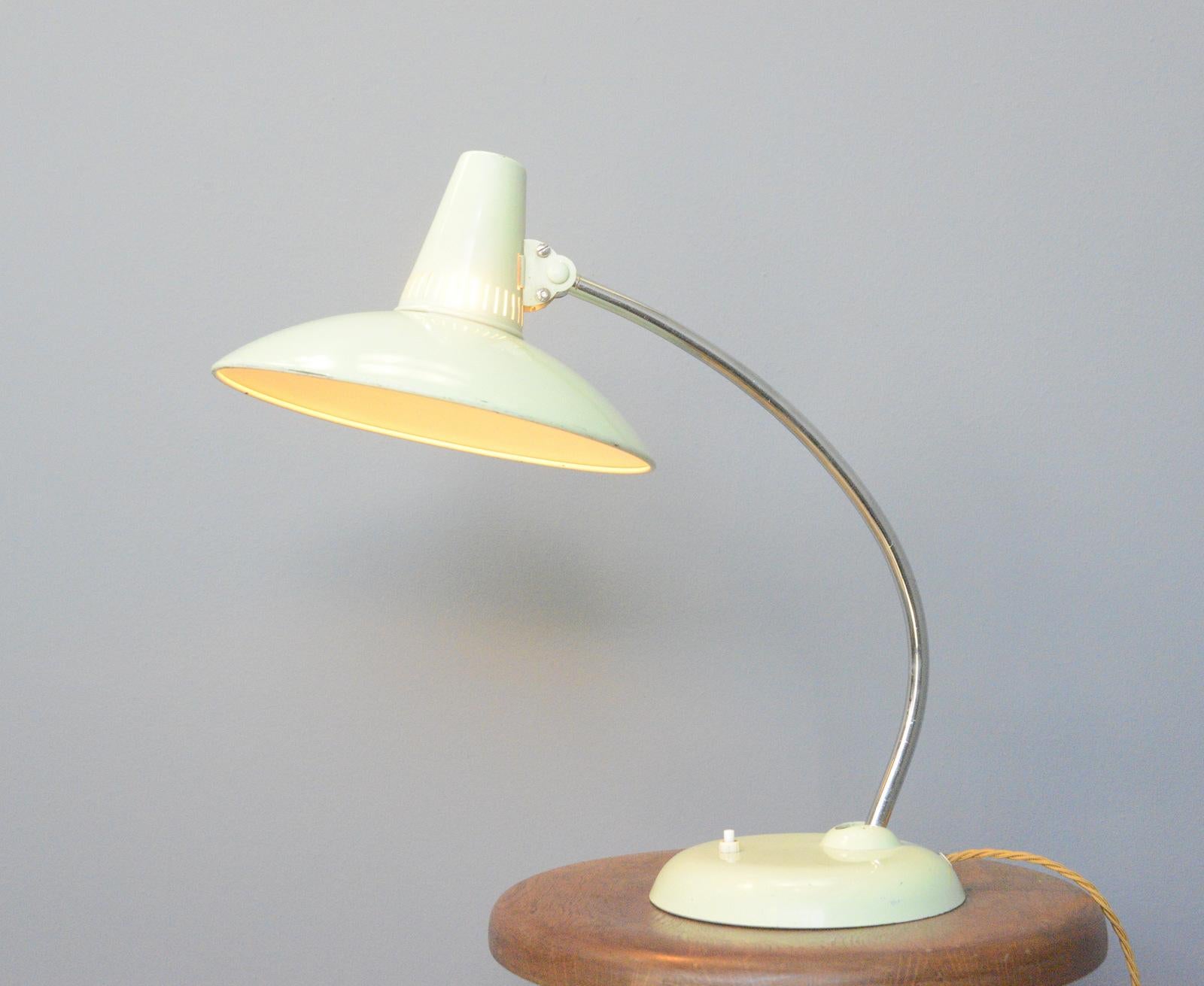 Mid Century Tischlampe von Kaiser Circa 1960s (Moderne der Mitte des Jahrhunderts) im Angebot