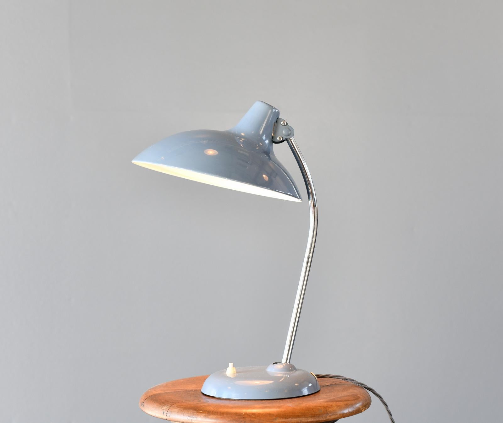 Lampe de table du milieu du siècle par Kaiser Leuchten Modèle 6786 Circa 1950s

- Abat-jour et base en acier 
- Bras chromé
- Peinture grise d'origine
- Convient aux ampoules de type E27
- Interrupteur marche/arrêt sur la base
- Fabriqué par Kaiser