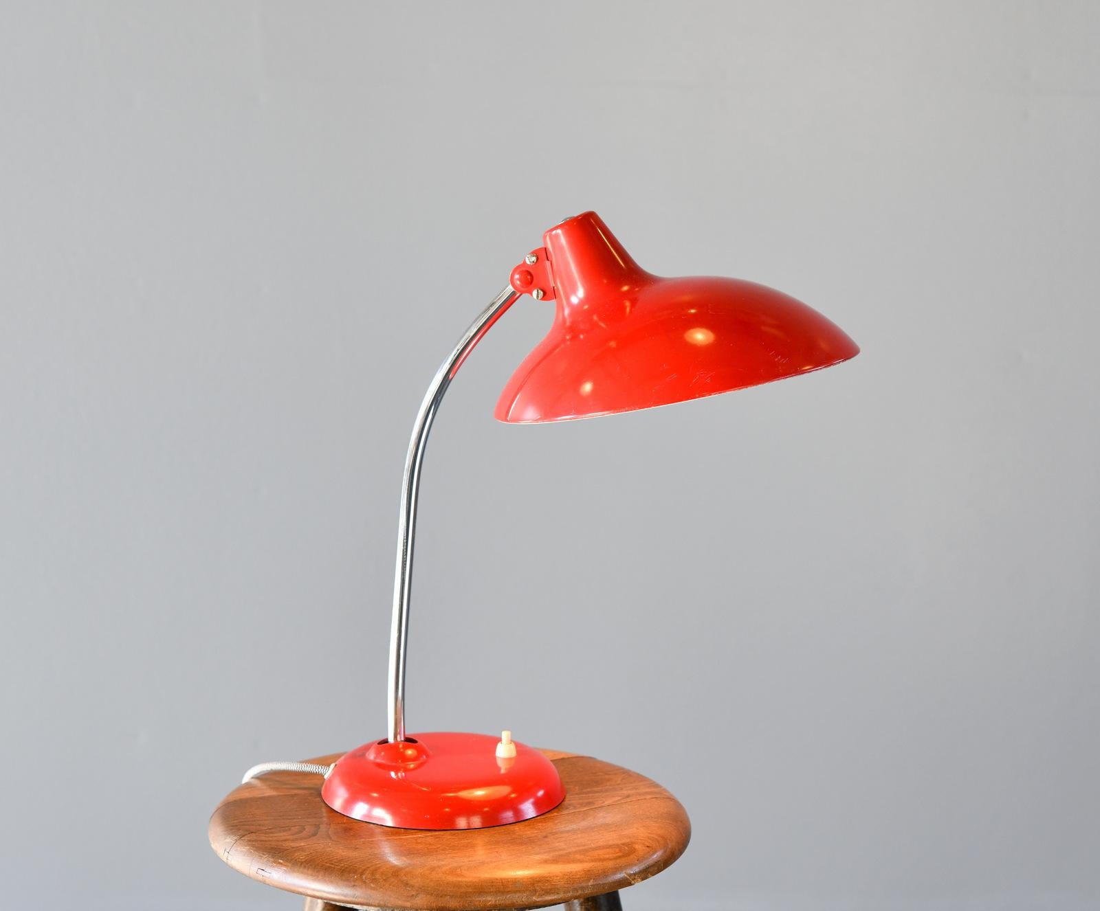 Lampe de table du milieu du siècle par Kaiser Leuchten Modèle 6786 Circa 1950s

- Abat-jour et base en acier 
- Bras chromé
- Peinture grise d'origine
- Convient aux ampoules de type E27
- Interrupteur marche/arrêt sur la base
- Fabriqué par Kaiser