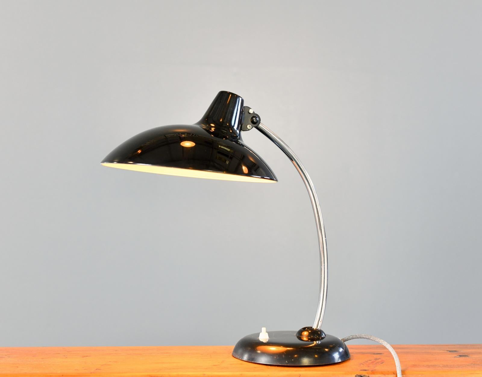 Lampe de table du milieu du siècle par Kaiser Leuchten Modèle 6786 Circa 1950s

- Abat-jour et base en acier 
- Bras chromé
- Peinture grise d'origine
- Convient aux ampoules de type E27
- Interrupteur marche/arrêt sur la base
- Fabriqué par Kaiser