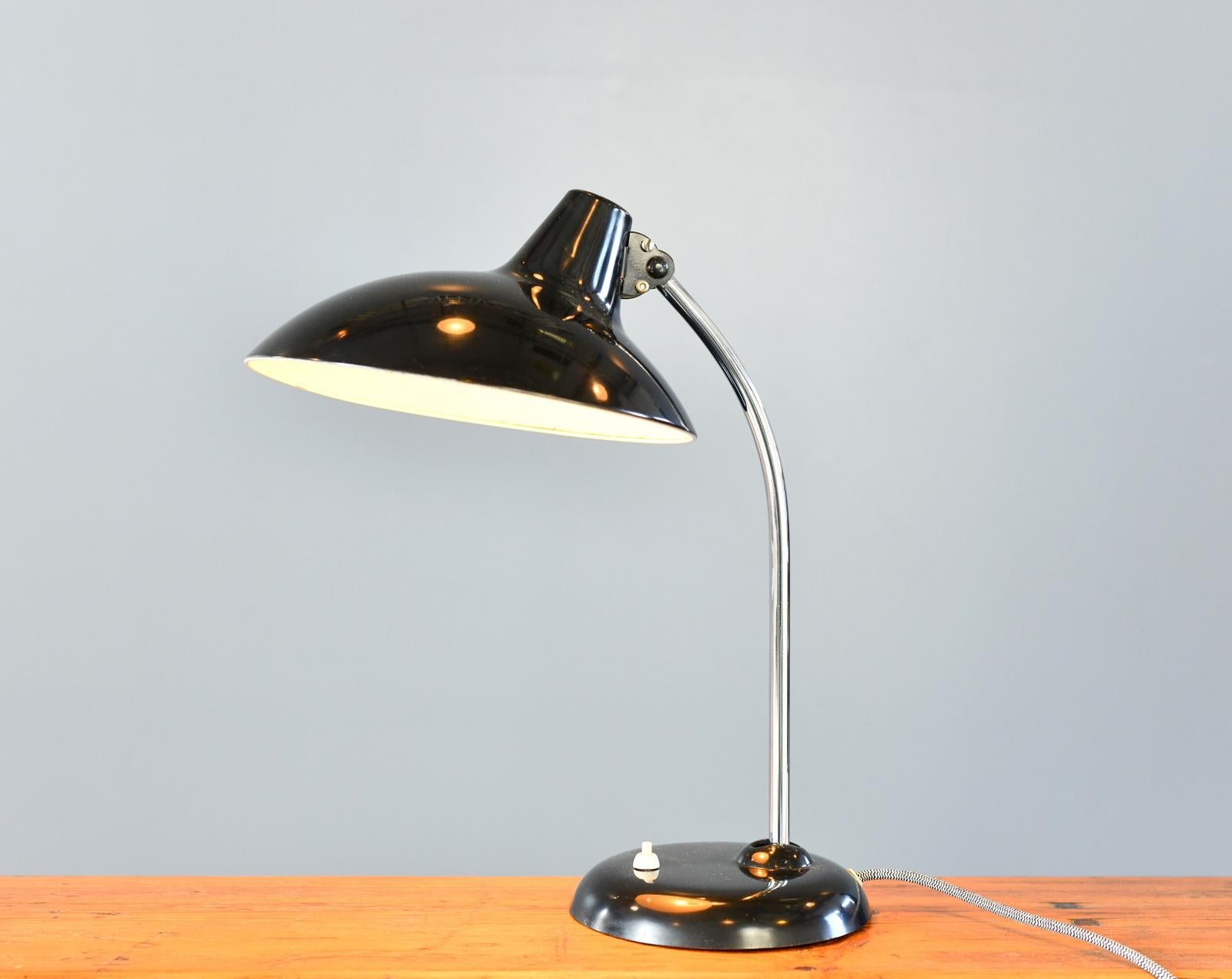 Lampe de table du milieu du siècle par Kaiser Leuchten Modèle 6786 Circa 1950s

- Abat-jour et base en acier 
- Bras chromé
- Peinture grise d'origine
- Convient aux ampoules de type E27
- Interrupteur marche/arrêt sur la base
- Fabriqué par Kaiser