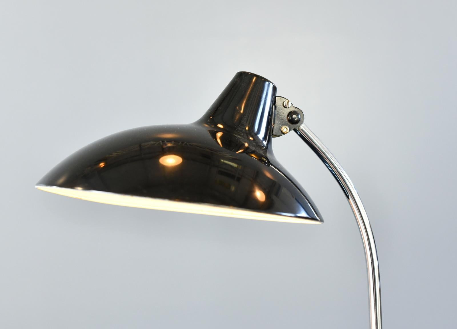 Mid-Century Modern Lampe de table du milieu du siècle par Kaiser Leuchten Modèle 6786 Circa 1950s en vente