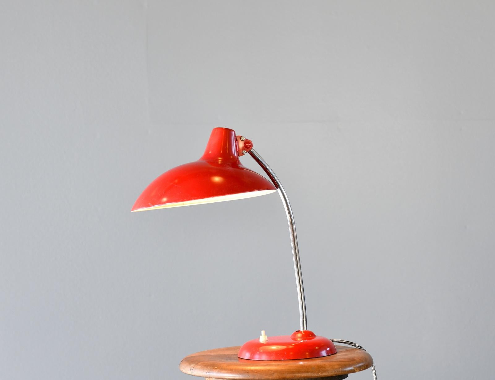 Acier Lampe de table du milieu du siècle par Kaiser Leuchten Modèle 6786 Circa 1950s en vente