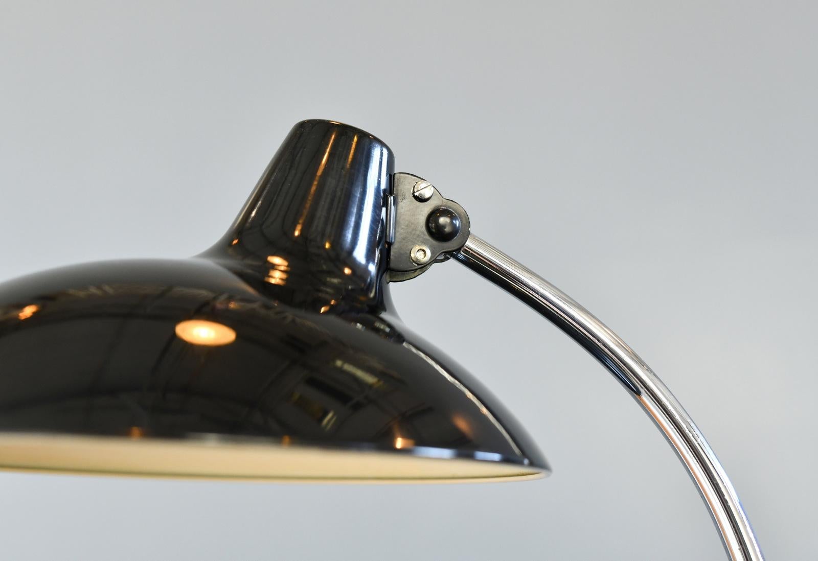 Acier Lampe de table du milieu du siècle par Kaiser Leuchten Modèle 6786 Circa 1950s en vente