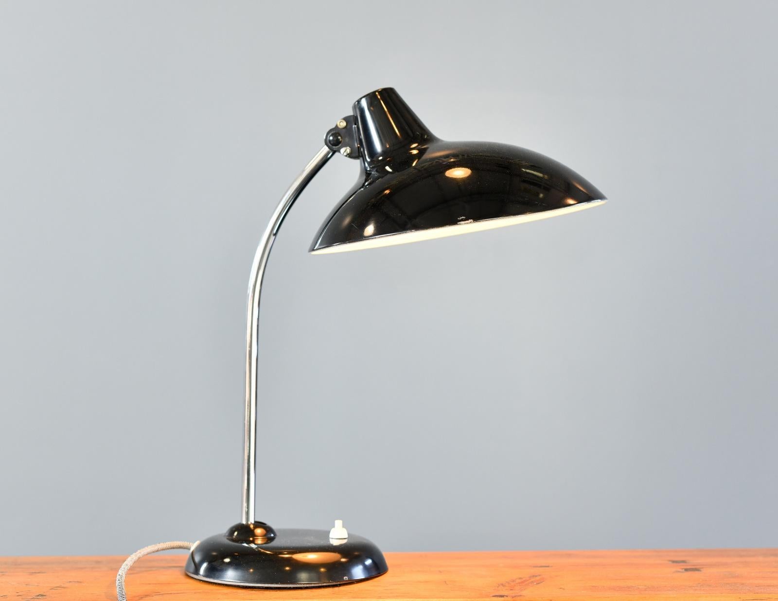 Acier Lampe de table du milieu du siècle par Kaiser Leuchten Modèle 6786 Circa 1950s en vente
