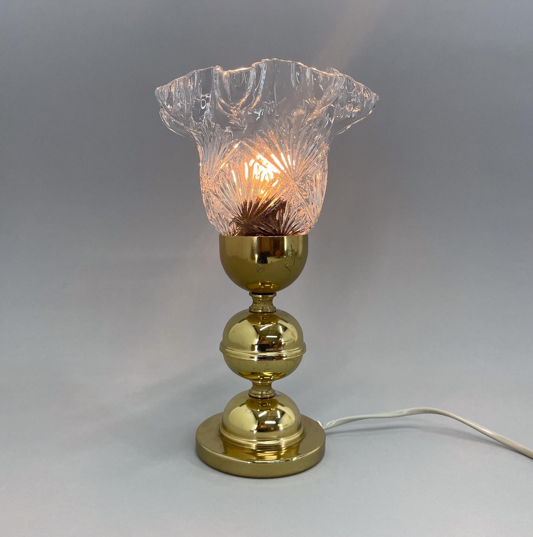Lampe de table vintage des années 1960. Produit par Kamenický Šenov dans l'ancienne Tchécoslovaquie. 
Ampoule : 1 x E25-E27.