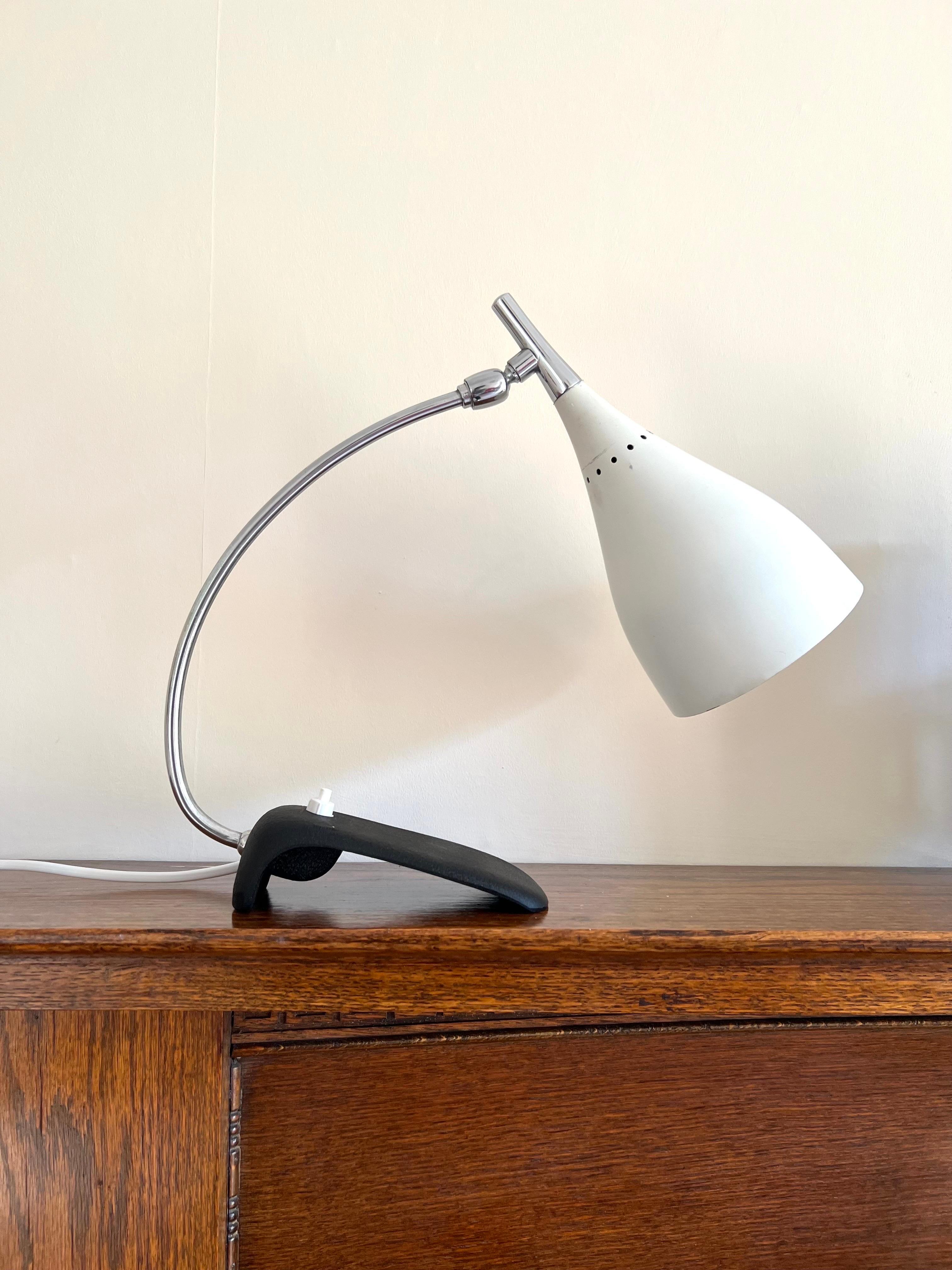 Mid Century Table Lamp by Louis Kalff for Gebrüder Cosack.


Table Lamp Attributed to Louis Kalff for Gebrüder Cosack, Produced in the 1950’s.


An adjustable lacquered white aluminium lampshade, a ball jointed neck with a round metal arm, mounted