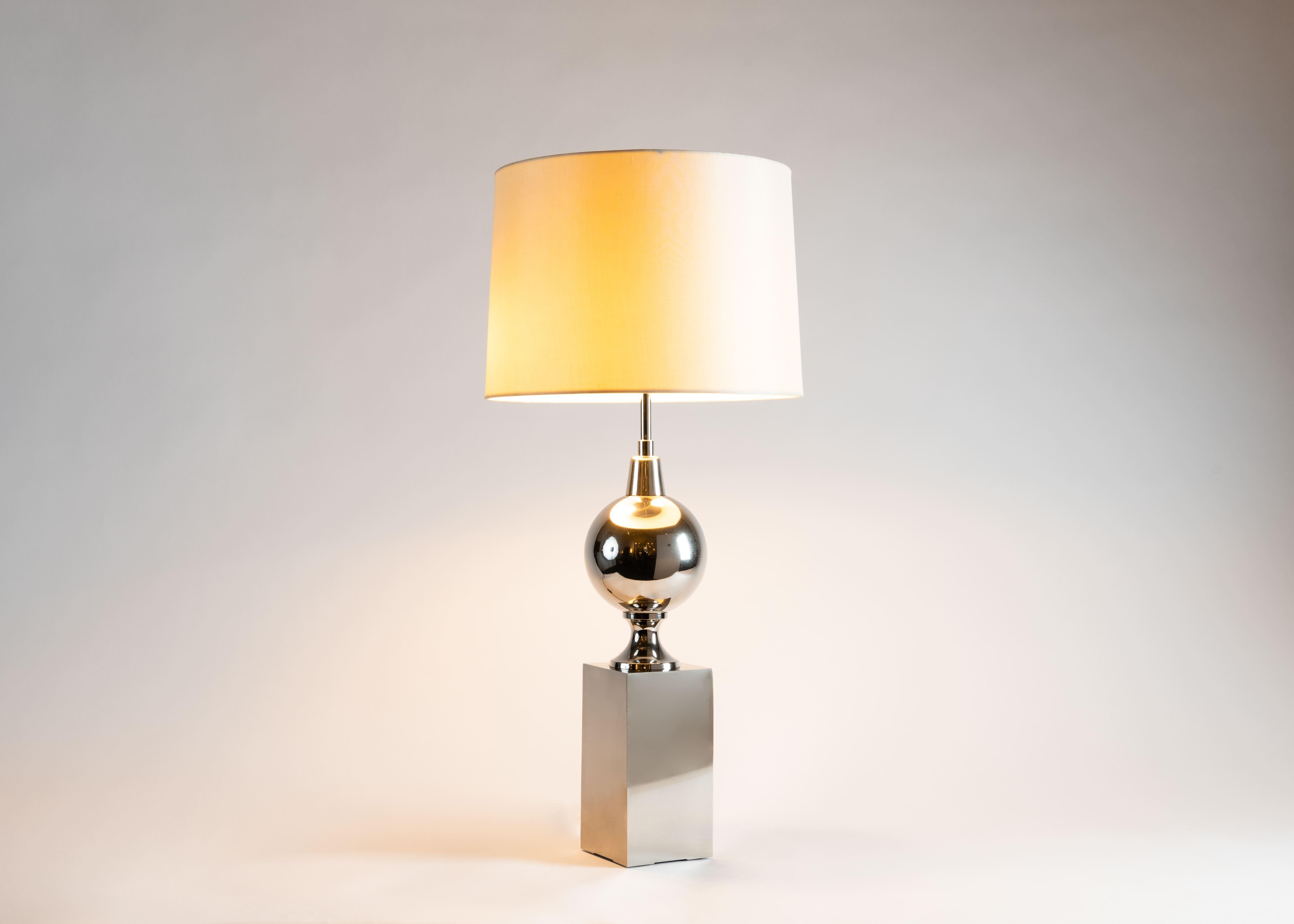 Diese elegante Tischleuchte von Philippe Barbier besteht aus zwei hochglanzpolierten Kugeln auf einem zylindrischen Sockel. Versionen dieser Lampe wurden in das Set-Design einer Reihe von Filmen integriert, darunter Gregory Pecks und Laurence