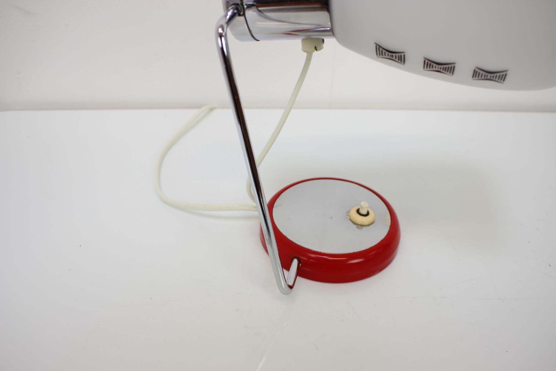 Lampe de table vintage conçue par Napako dans l'ancienne Tchécoslovaquie dans les années 1960.
Fabriqué en verre, chrome et métal.
En état d'origine, chaussures quelques signes mineurs d'usure, repolies, nettoyées.
Entièrement fonctionnel.