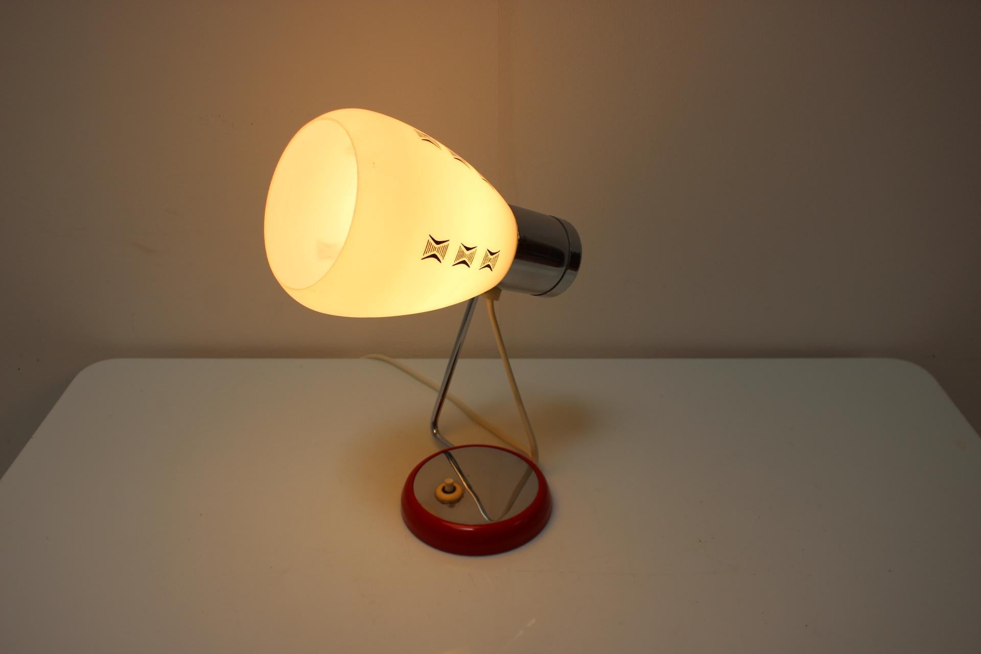 Lampe de bureau du milieu du siècle par Napako, années 1960, Tchécoslovaquie Bon état - En vente à Praha, CZ