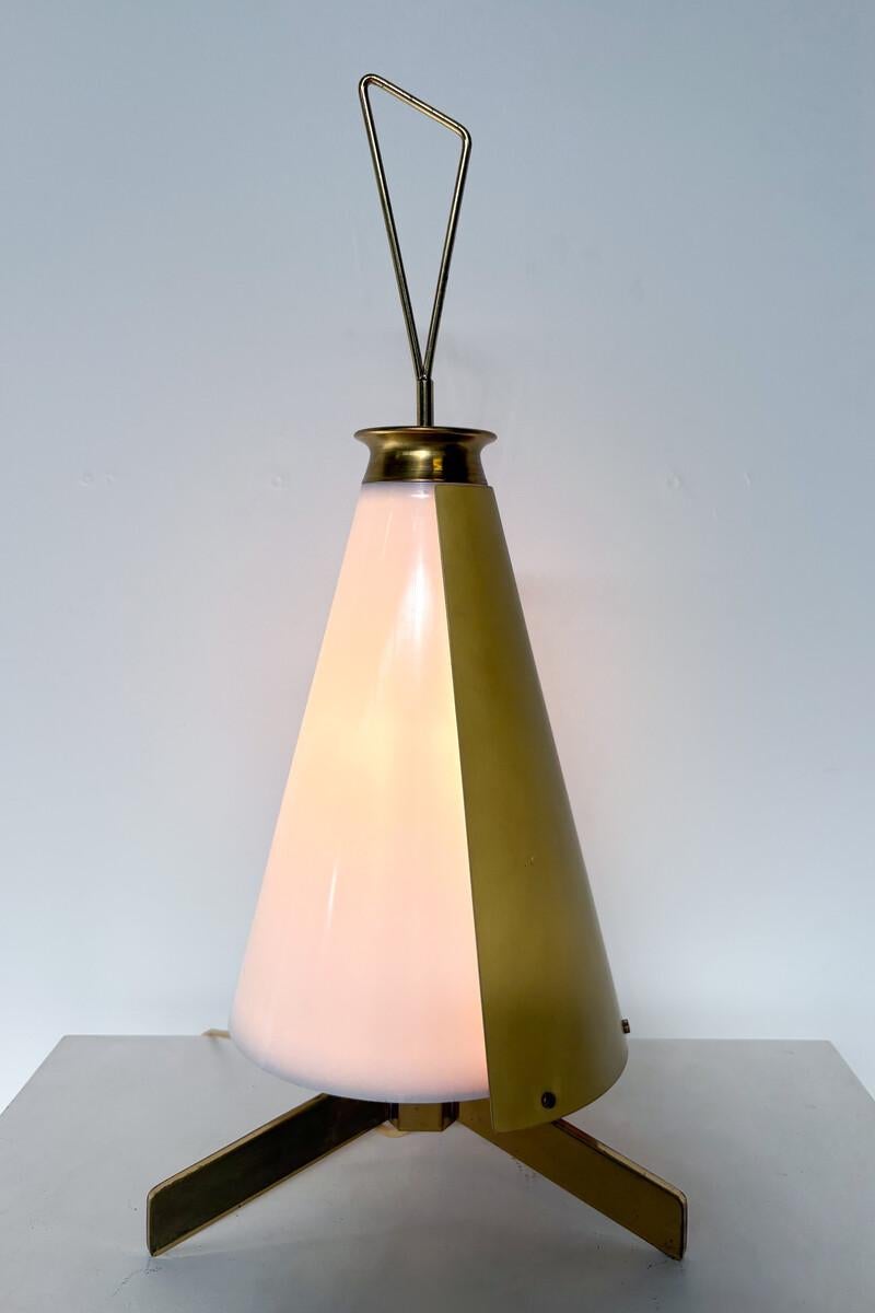 Lámpara de mesa de mediados de siglo de Stilnovo, latón, aluminio y plexiglás, Italia, 1950 Moderno de mediados de siglo en venta