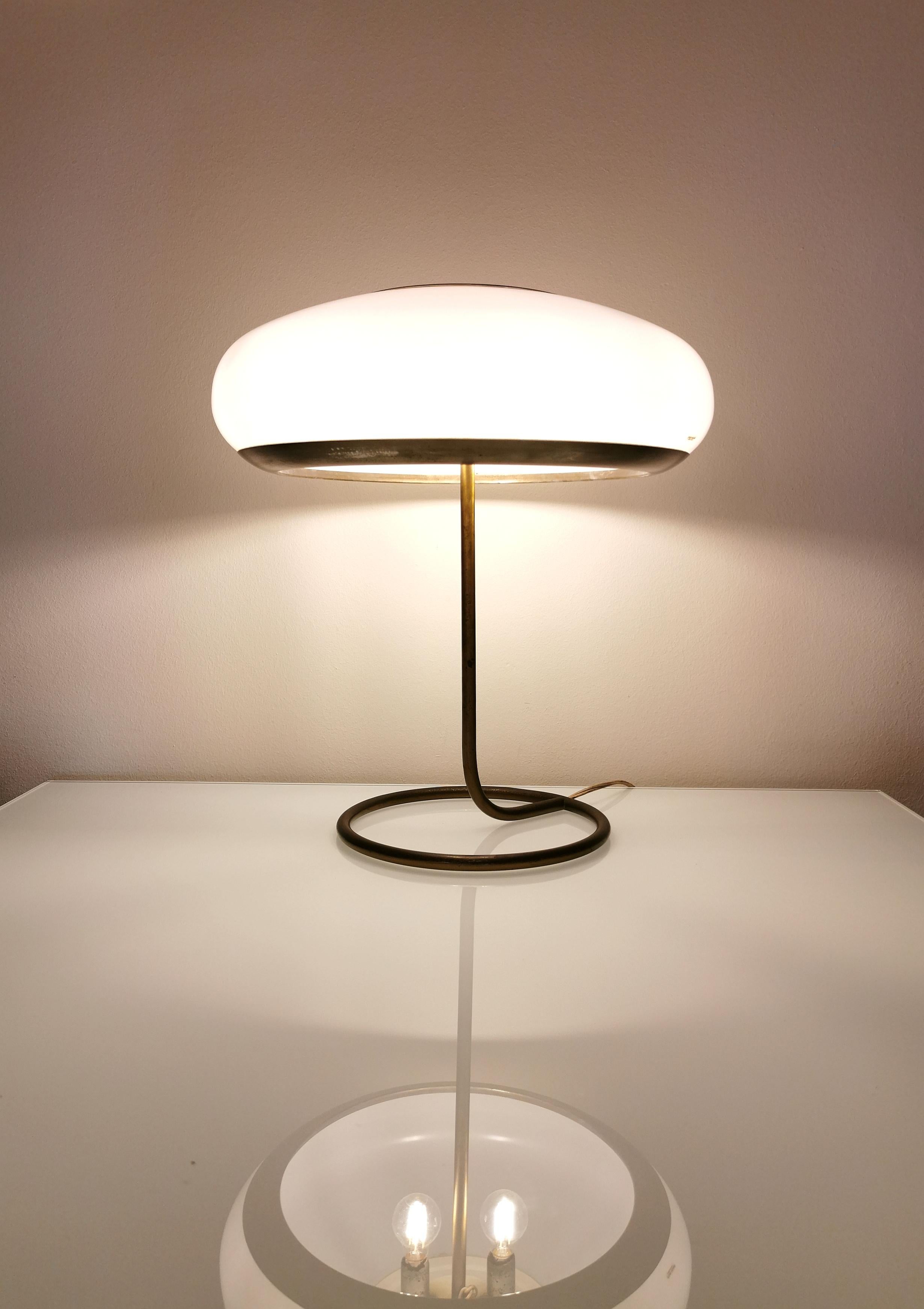 Particular and rare Stilux Milano 2-light table lamp with white Plexiglass diffuser and brass structure and aluminum diffuser disk, 1950s.