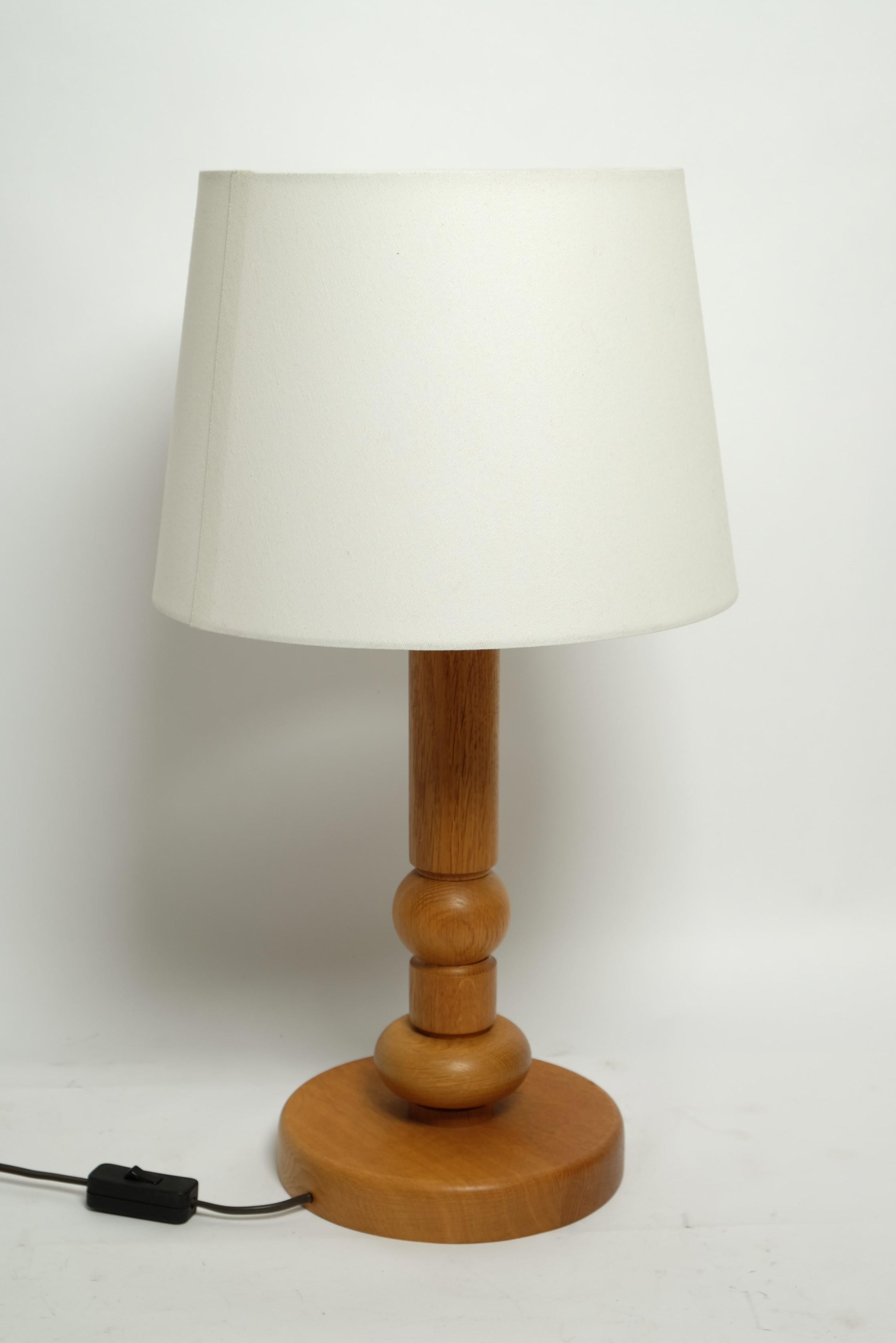 Gran lámpara vintage de Temde, Suiza años 60. La lámpara de madera maciza de pino se complementó con una moderna pantalla. 

Muy buen estado vintage con signos de desgaste en la base donde hay una ligera mancha de humedad.

La lámpara de sobremesa